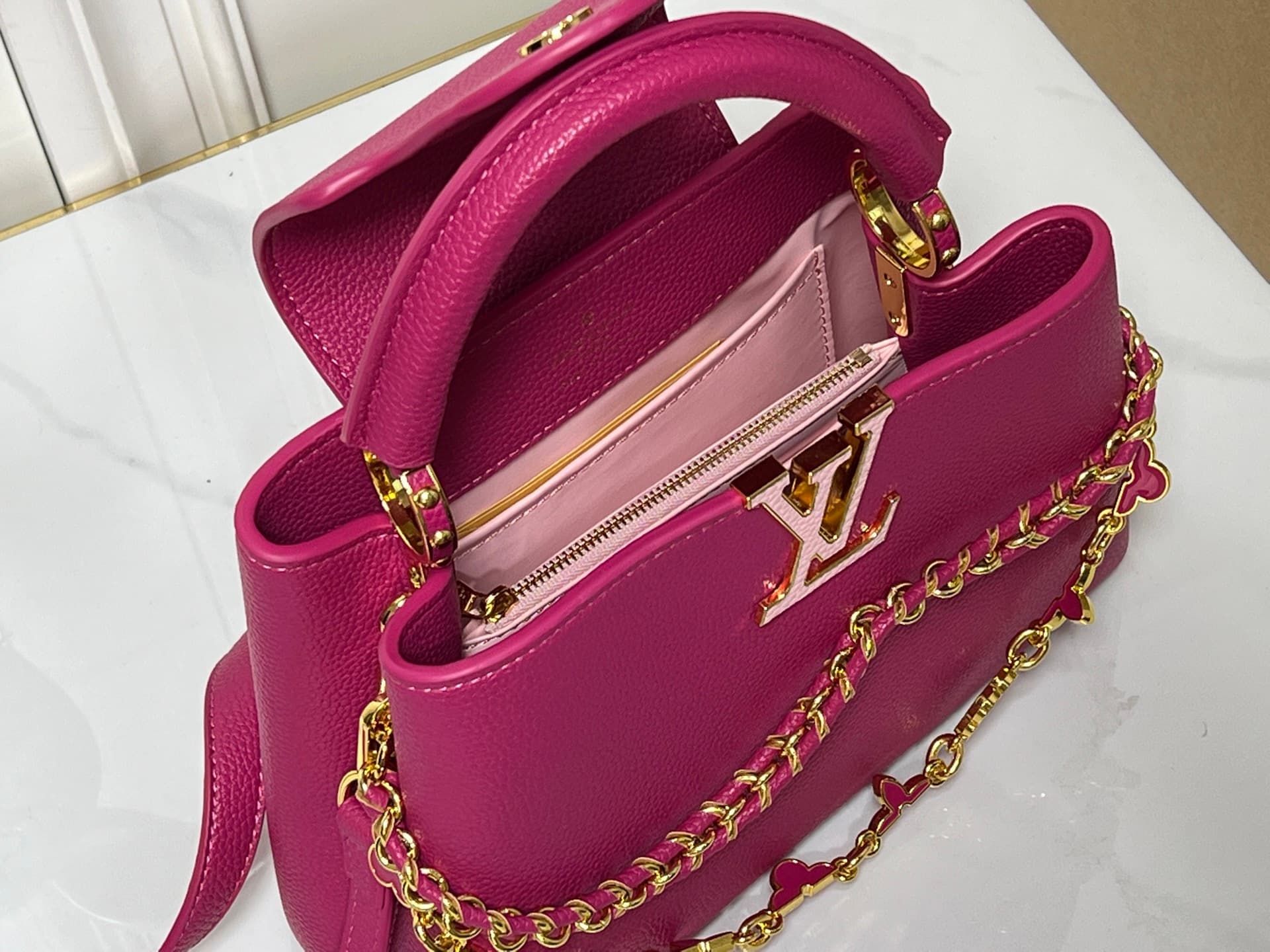 C5068 💰【Top-quality items from Guangzhou】 M26330 This LV Mirage version of Capucines Nano handbag comes from the Exceptionals collection. Made with satin Taurillon leather, it is perfect for evening events. The monogram pattern features a dazzling sparkle — image 8