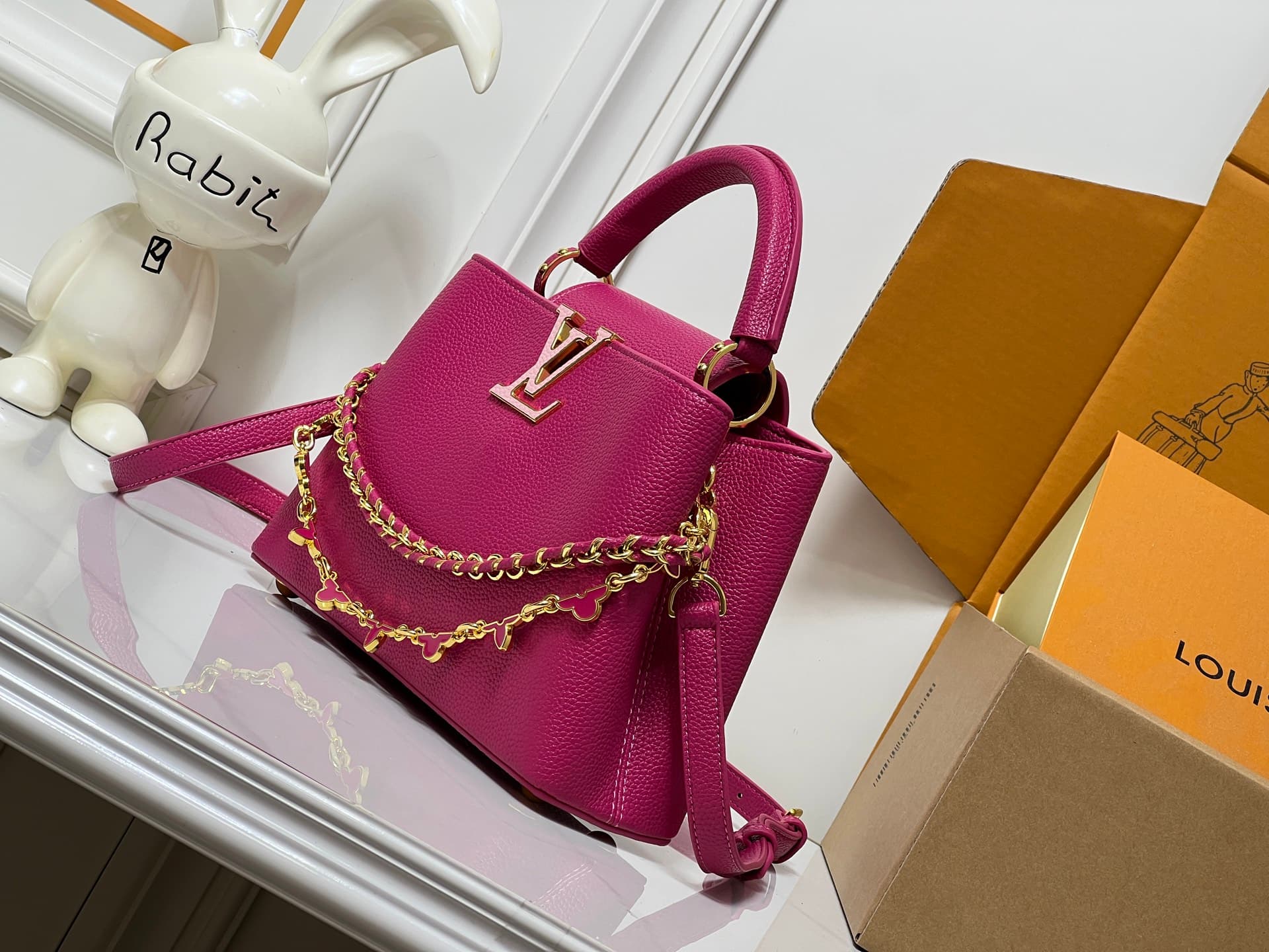 C5068 💰【Top-quality items from Guangzhou】 M26330 This LV Mirage version of Capucines Nano handbag comes from the Exceptionals collection. Made with satin Taurillon leather, it is perfect for evening events. The monogram pattern features a dazzling sparkle — image 3
