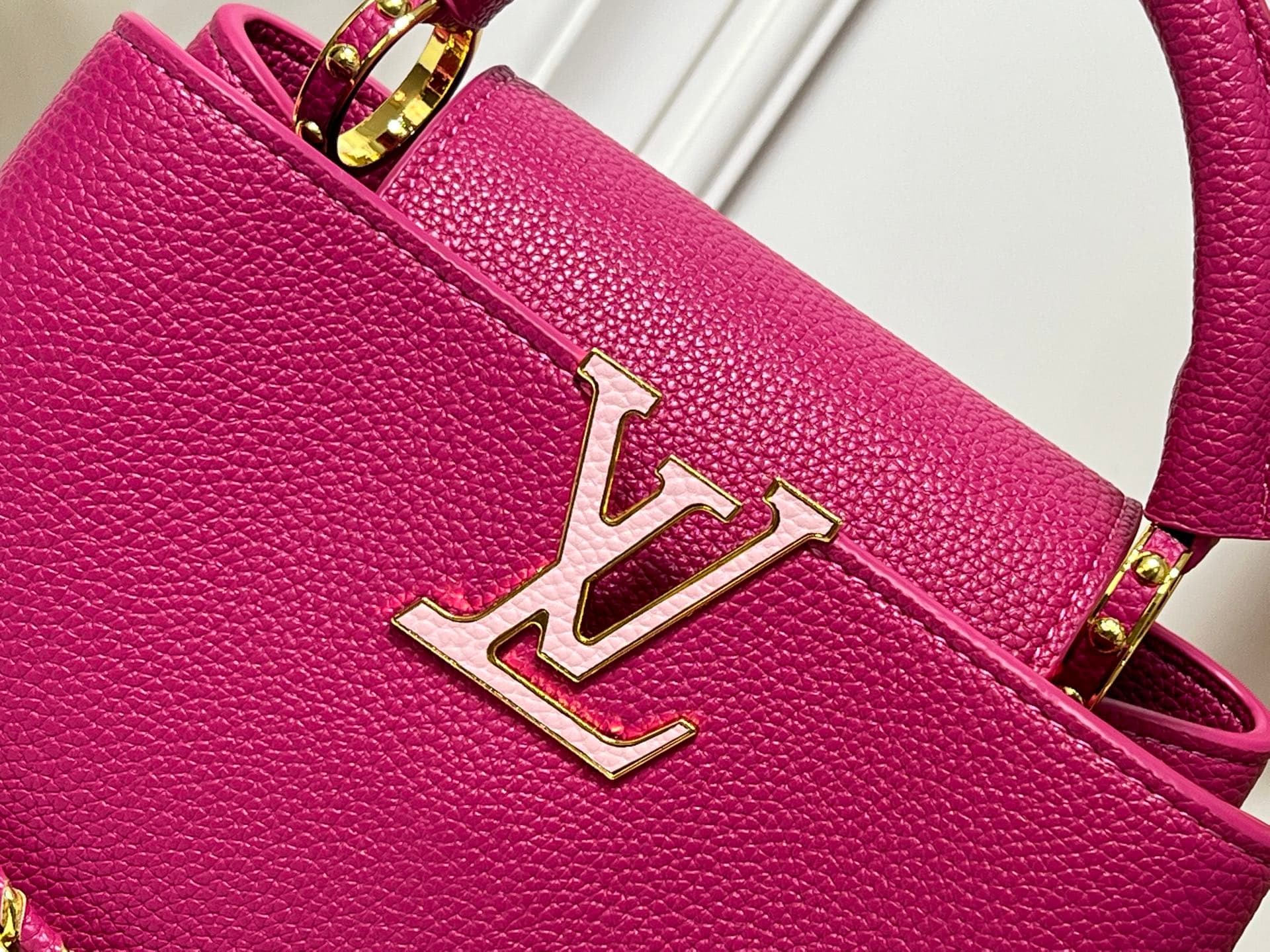 C5068 💰【Top-quality items from Guangzhou】 M26330 This LV Mirage version of Capucines Nano handbag comes from the Exceptionals collection. Made with satin Taurillon leather, it is perfect for evening events. The monogram pattern features a dazzling sparkle — image 5