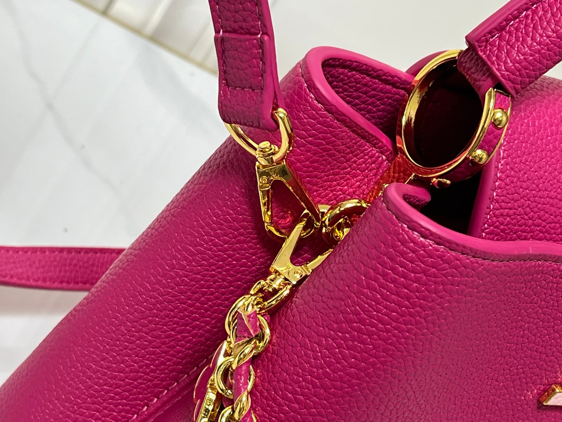 C5068 💰【Top-quality items from Guangzhou】 M26330 This LV Mirage version of Capucines Nano handbag comes from the Exceptionals collection. Made with satin Taurillon leather, it is perfect for evening events. The monogram pattern features a dazzling sparkle — image 6