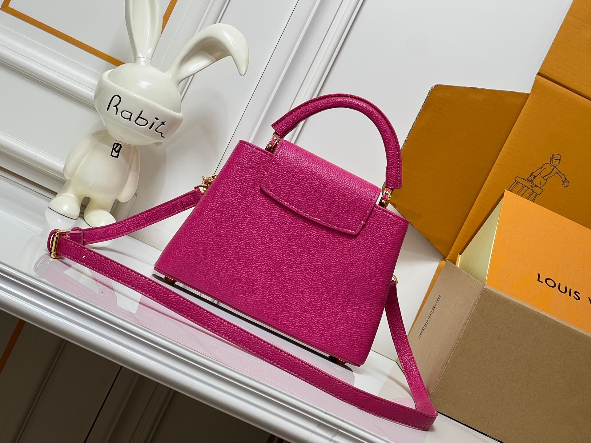 C5068 💰【Top-quality items from Guangzhou】 M26330 This LV Mirage version of Capucines Nano handbag comes from the Exceptionals collection. Made with satin Taurillon leather, it is perfect for evening events. The monogram pattern features a dazzling sparkle — image 4