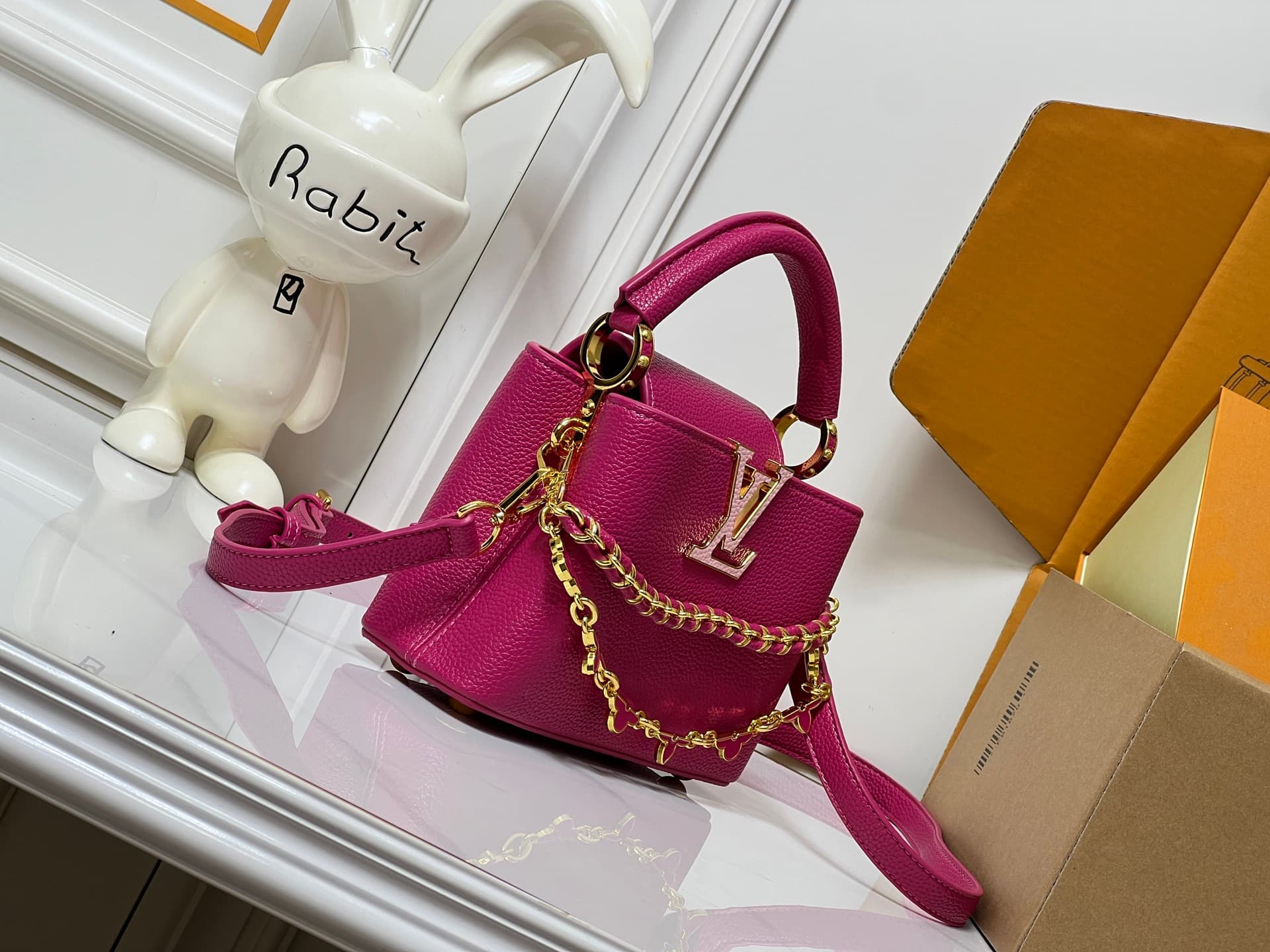 C5067 💰【Guangzhou product – top quality original】M26329 This LV Mirage version of Capucines Nano handbag comes from the Exceptionals collection. Made with silk satin Taurillon leather, it is an excellent choice for evening events. The monogram pattern fea — image 2