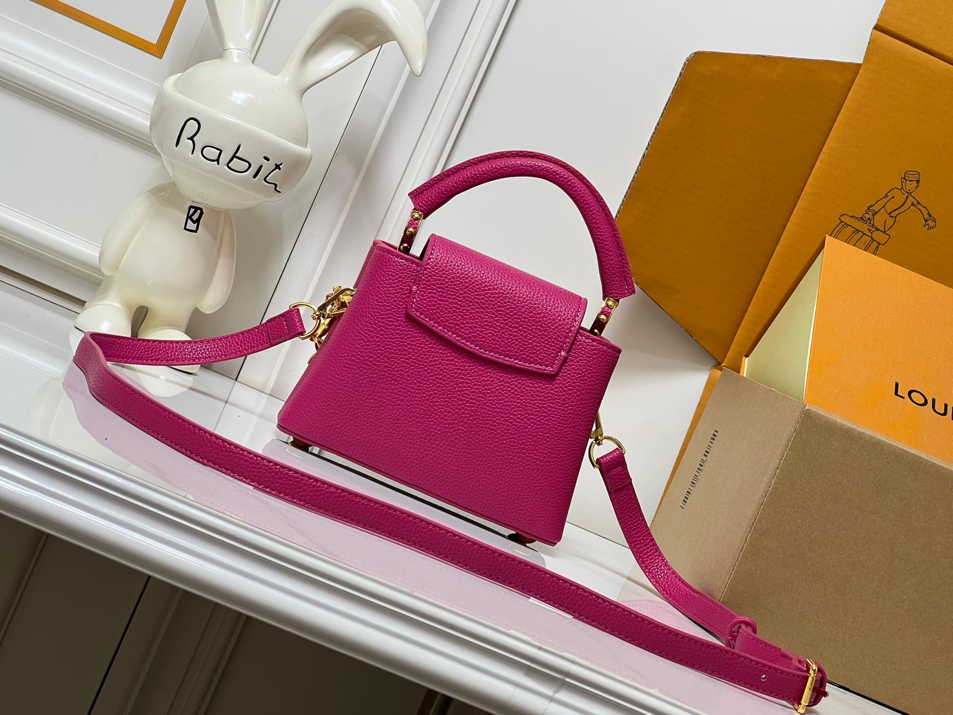C5067 💰【Guangzhou product – top quality original】M26329 This LV Mirage version of Capucines Nano handbag comes from the Exceptionals collection. Made with silk satin Taurillon leather, it is an excellent choice for evening events. The monogram pattern fea — image 4
