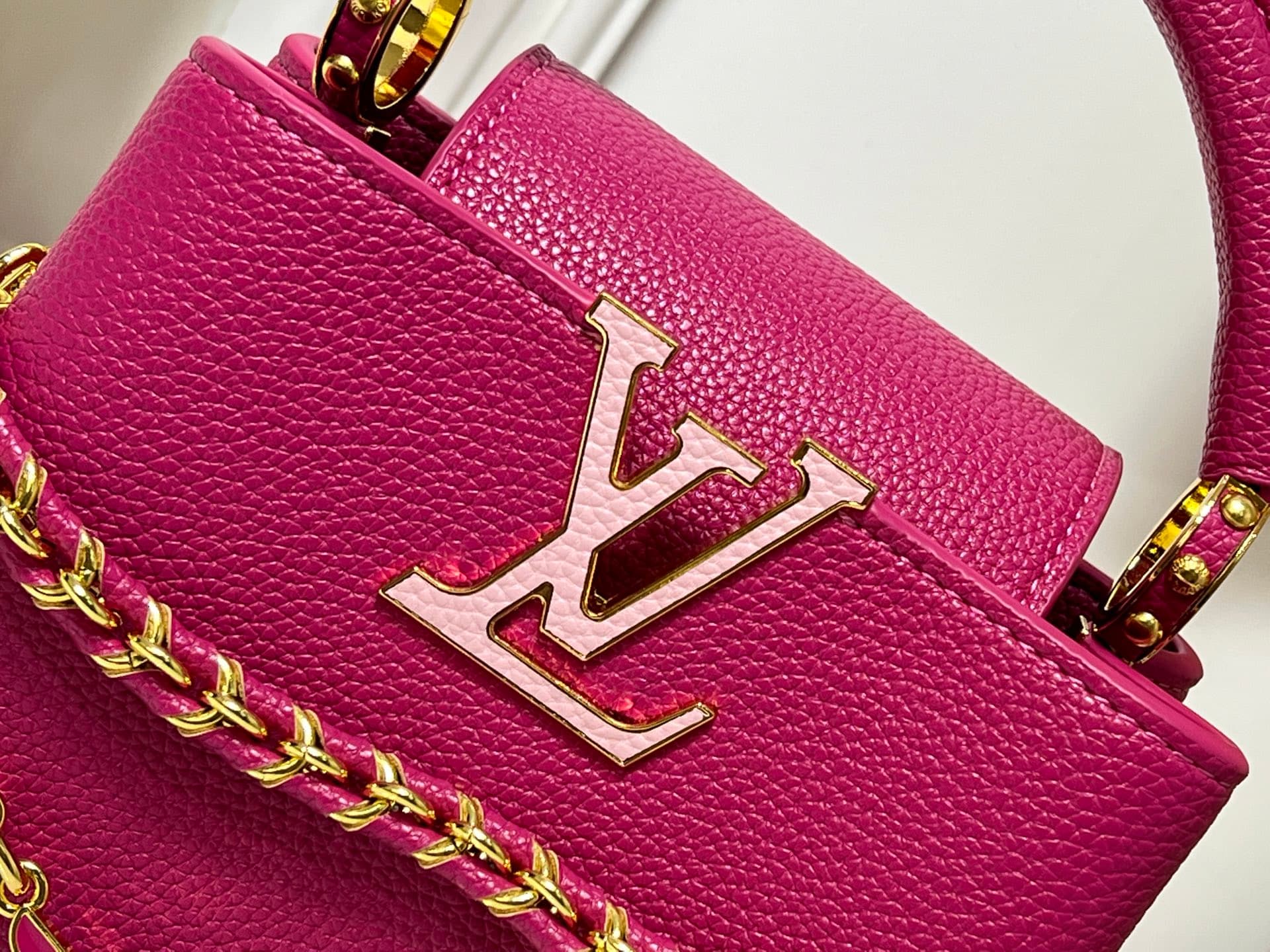 C5067 💰【Guangzhou product – top quality original】M26329 This LV Mirage version of Capucines Nano handbag comes from the Exceptionals collection. Made with silk satin Taurillon leather, it is an excellent choice for evening events. The monogram pattern fea — image 5