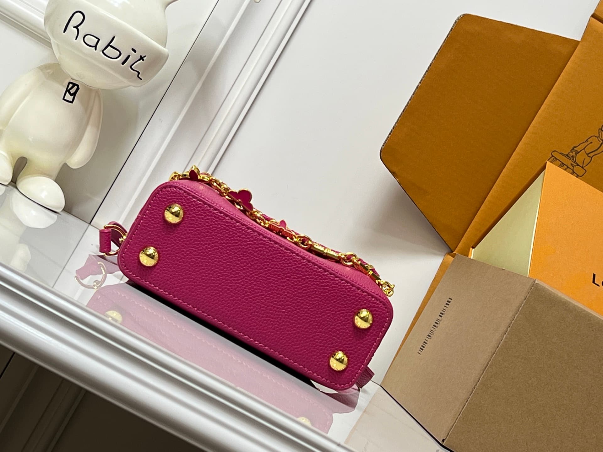 C5067 💰【Guangzhou product – top quality original】M26329 This LV Mirage version of Capucines Nano handbag comes from the Exceptionals collection. Made with silk satin Taurillon leather, it is an excellent choice for evening events. The monogram pattern fea — image 7