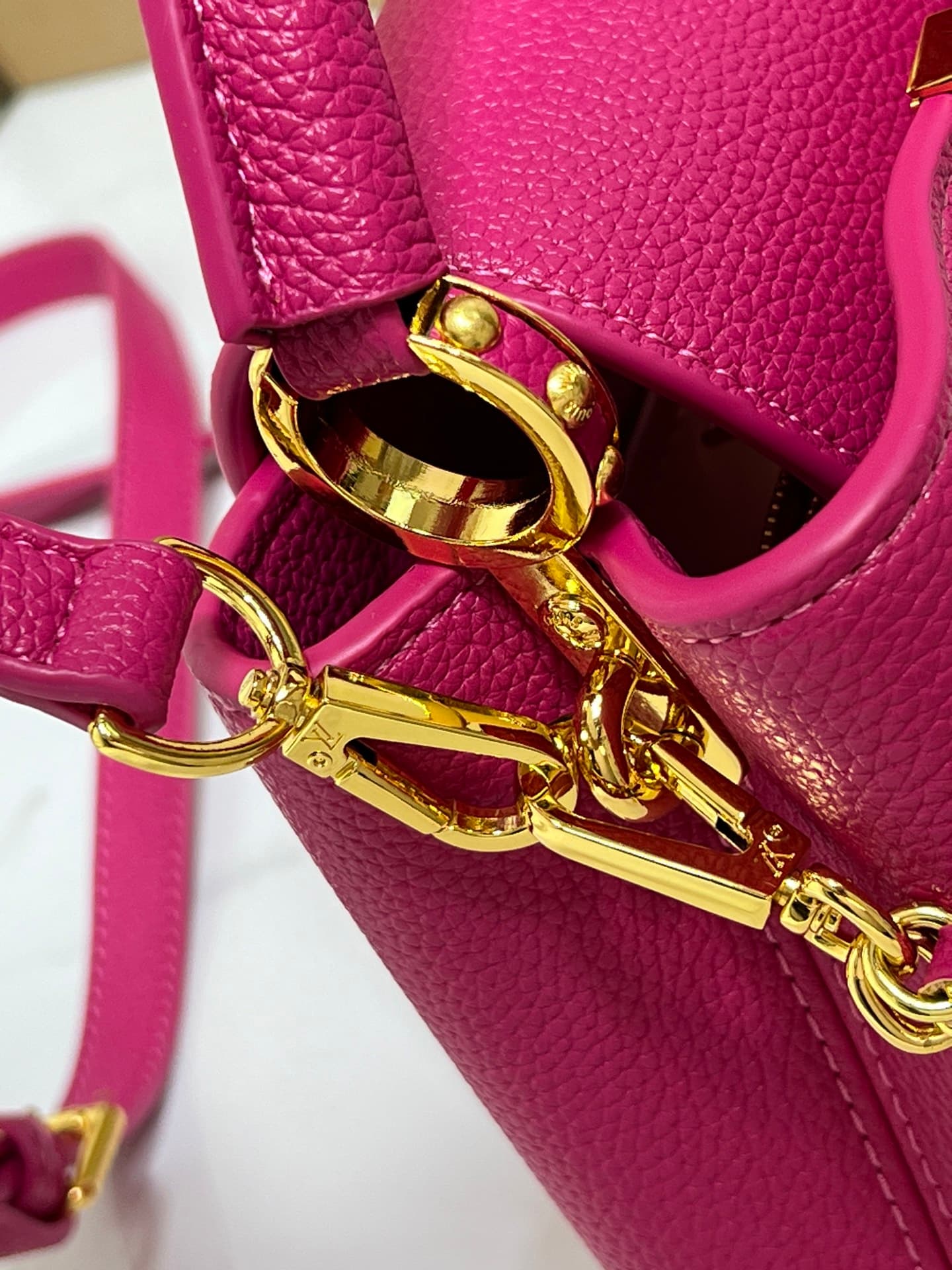 C5067 💰【Guangzhou product – top quality original】M26329 This LV Mirage version of Capucines Nano handbag comes from the Exceptionals collection. Made with silk satin Taurillon leather, it is an excellent choice for evening events. The monogram pattern fea — image 6