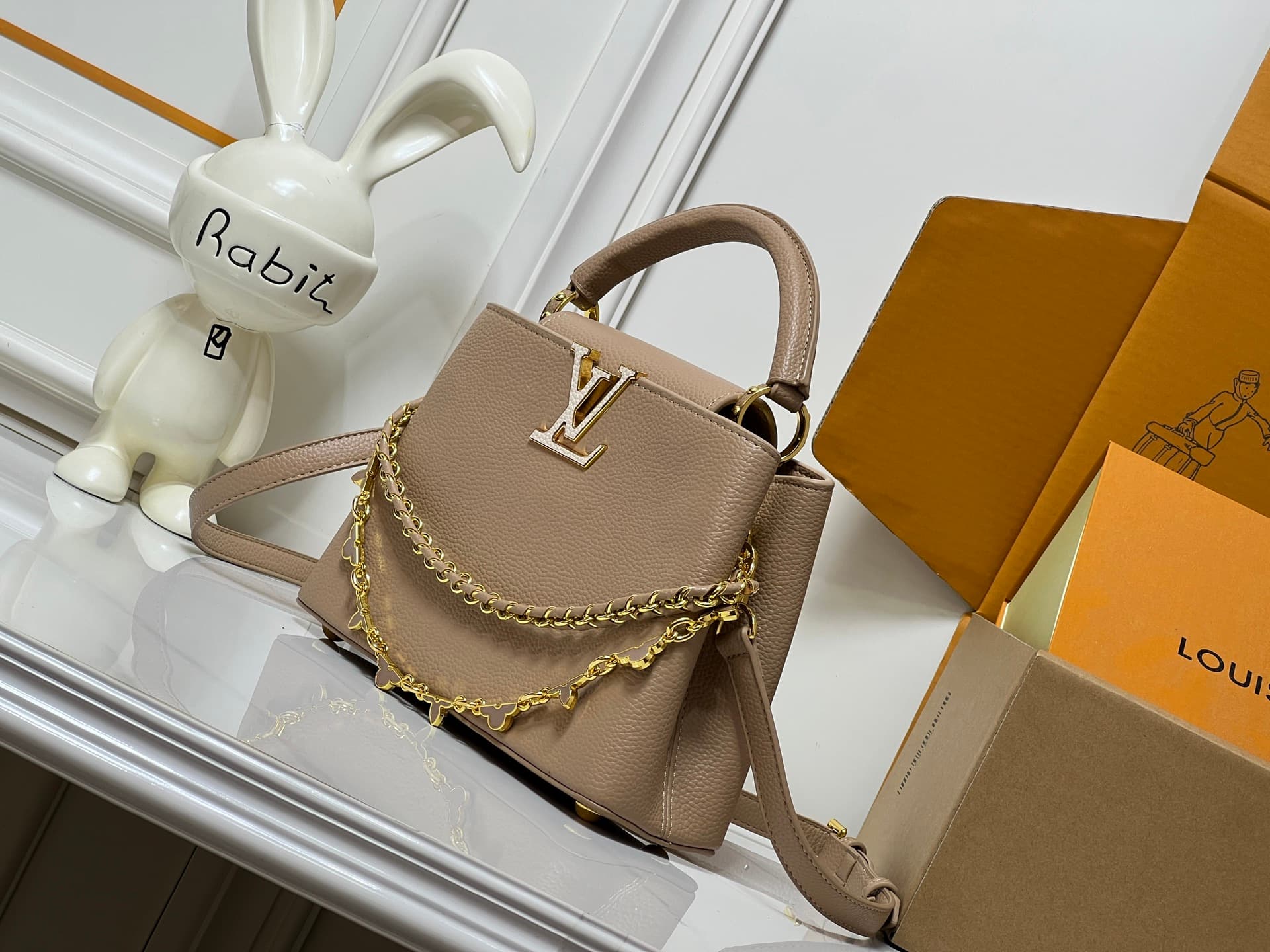 C5066 💰【Top-quality items from Guangzhou】 M26330 This LV Mirage version of Capucines Nano handbag comes from the Exceptionals collection. Made with satin Taurillon leather, it is perfect for evening events. The monogram pattern features shimmering crystal — image 3