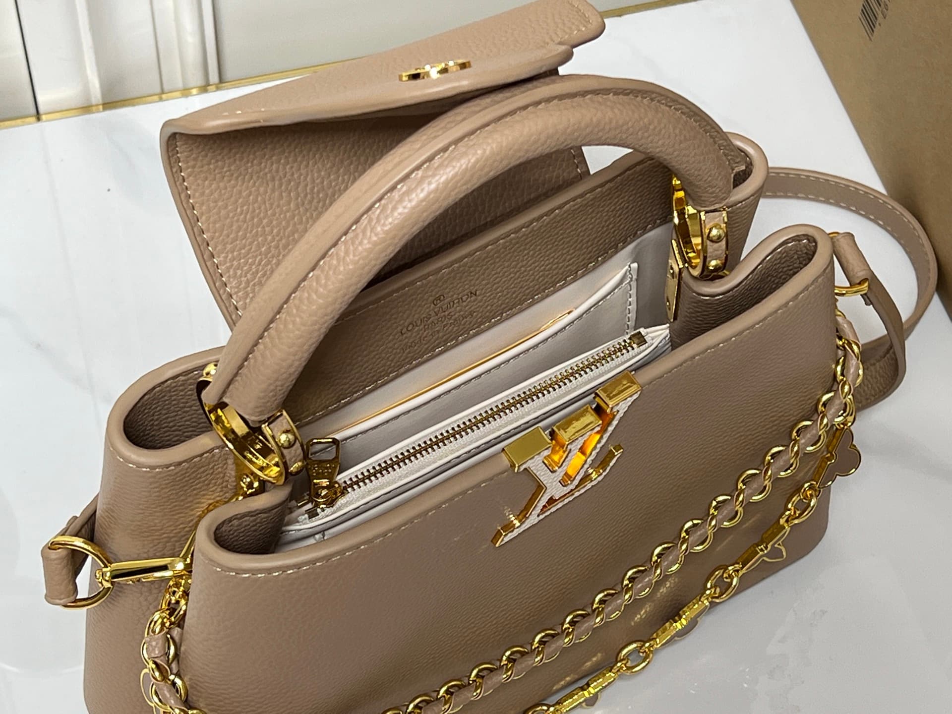 C5066 💰【Top-quality items from Guangzhou】 M26330 This LV Mirage version of Capucines Nano handbag comes from the Exceptionals collection. Made with satin Taurillon leather, it is perfect for evening events. The monogram pattern features shimmering crystal — image 7