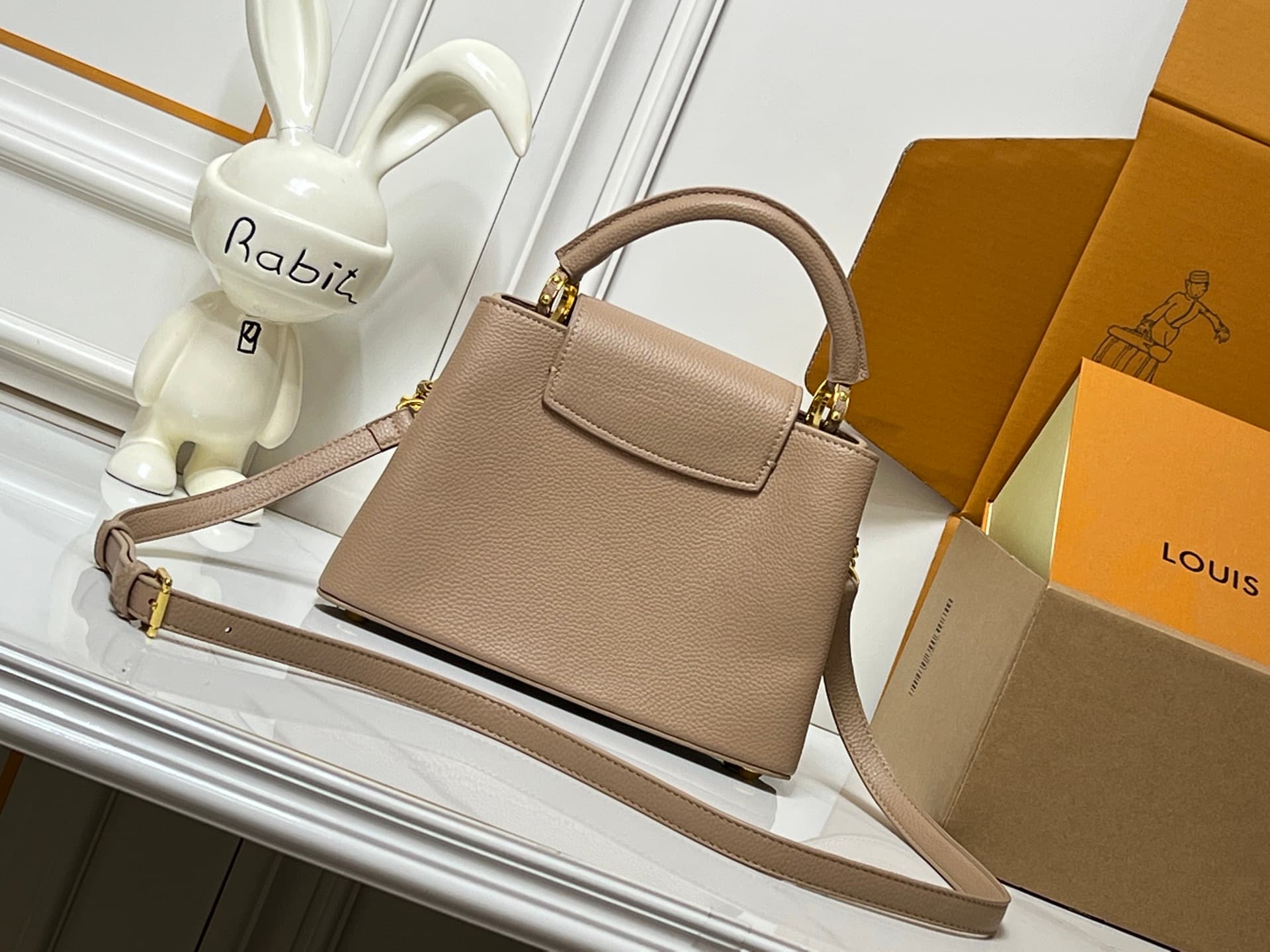 C5066 💰【Top-quality items from Guangzhou】 M26330 This LV Mirage version of Capucines Nano handbag comes from the Exceptionals collection. Made with satin Taurillon leather, it is perfect for evening events. The monogram pattern features shimmering crystal — image 4