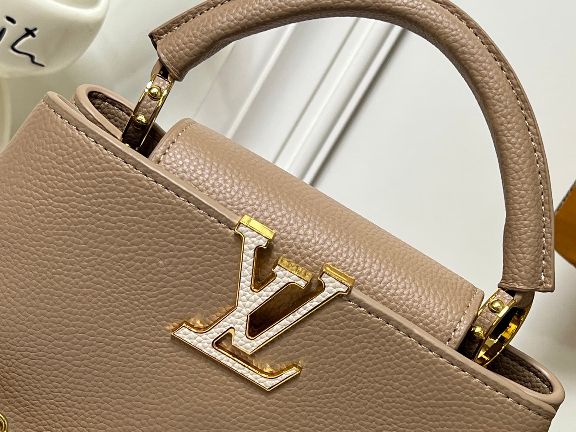 C5066 💰【Top-quality items from Guangzhou】 M26330 This LV Mirage version of Capucines Nano handbag comes from the Exceptionals collection. Made with satin Taurillon leather, it is perfect for evening events. The monogram pattern features shimmering crystal — image 5