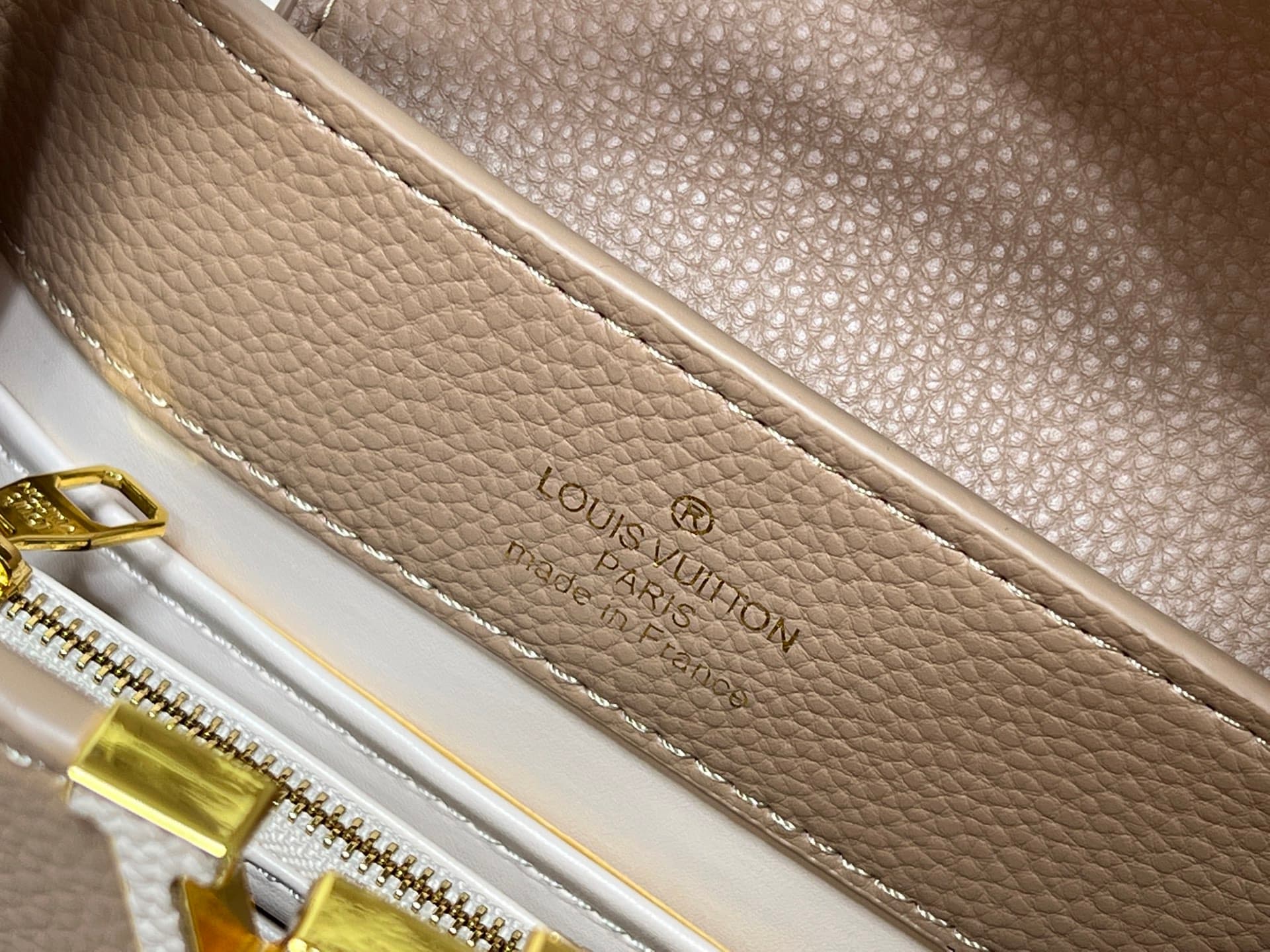 C5066 💰【Top-quality items from Guangzhou】 M26330 This LV Mirage version of Capucines Nano handbag comes from the Exceptionals collection. Made with satin Taurillon leather, it is perfect for evening events. The monogram pattern features shimmering crystal — image 8