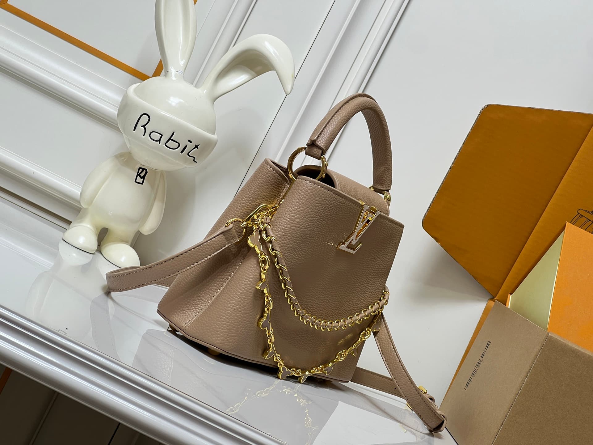 C5066 💰【Top-quality items from Guangzhou】 M26330 This LV Mirage version of Capucines Nano handbag comes from the Exceptionals collection. Made with satin Taurillon leather, it is perfect for evening events. The monogram pattern features shimmering crystal — image 2