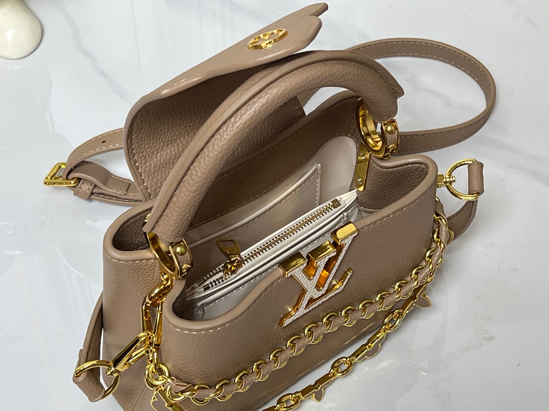 C5065 💰【Guangzhou product – top quality original】M26329 This LV Mirage version of Capucines Nano handbag comes from the Exceptionals collection. Made from satin Taurillon leather, it is an ideal choice for evening events. The Monogram floral pattern shimm — image 7