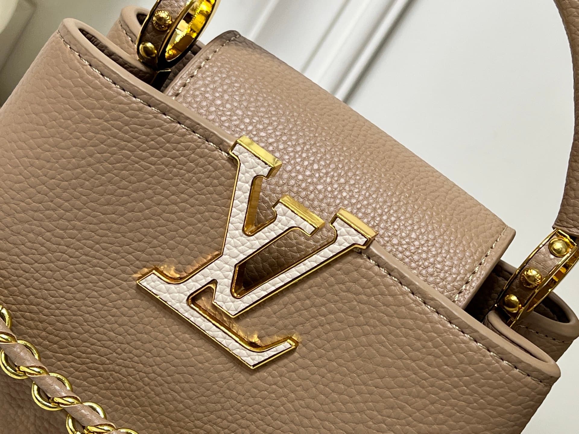 C5065 💰【Guangzhou product – top quality original】M26329 This LV Mirage version of Capucines Nano handbag comes from the Exceptionals collection. Made from satin Taurillon leather, it is an ideal choice for evening events. The Monogram floral pattern shimm — image 5