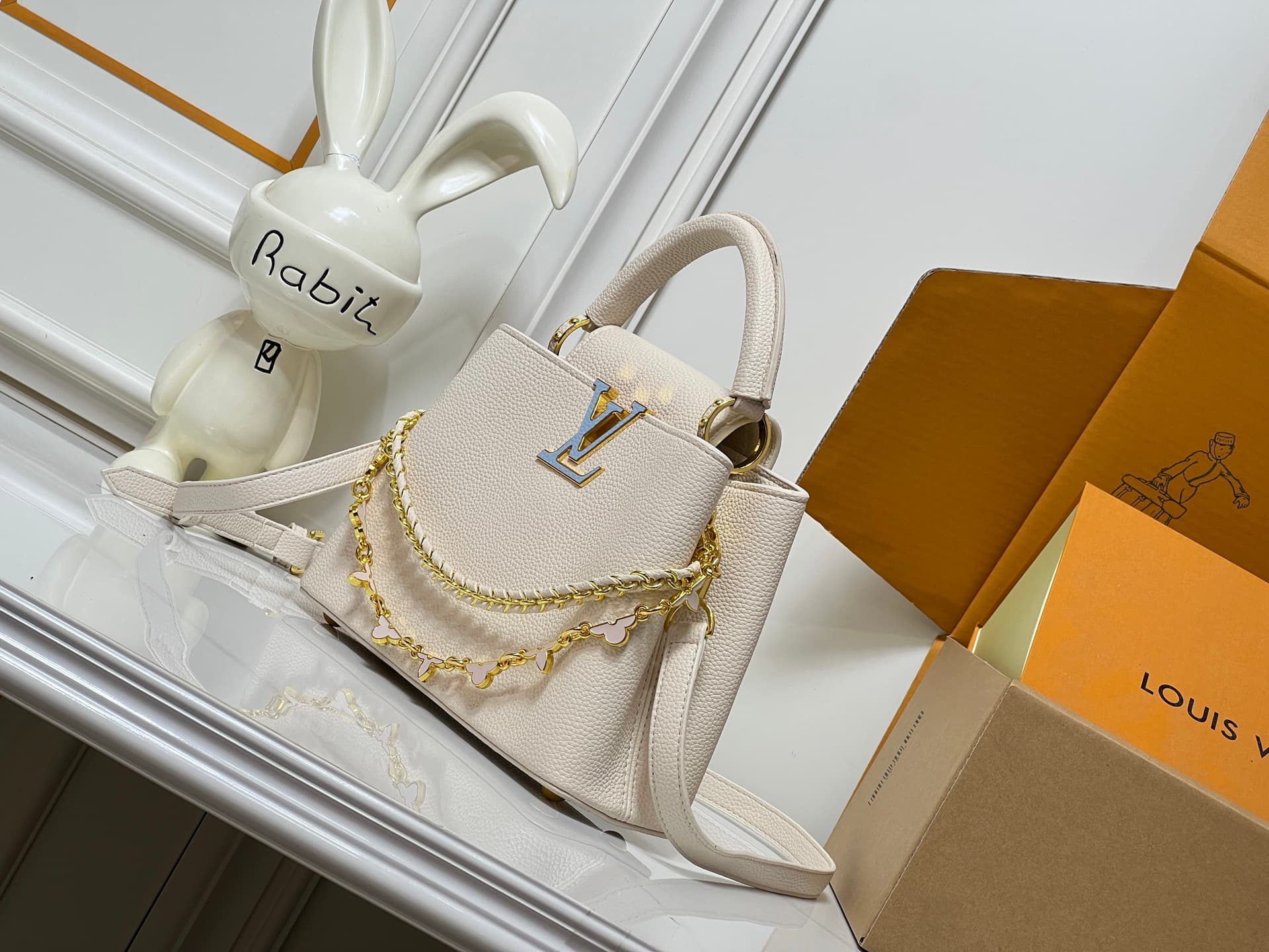 C5064 💰【Top-quality version from Guangzhou】 M26330 This LV Mirage edition Capucines Nano handbag belongs to the Exceptionals collection. Made from satin Taurillon leather, it is ideal for evening events. The monogram pattern features a shimmering, crystal — image 3