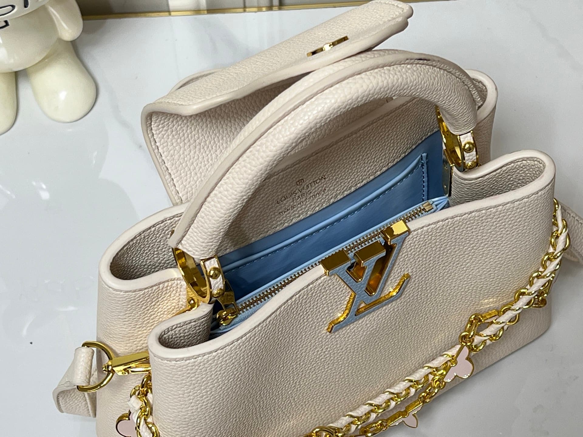 C5064 💰【Top-quality version from Guangzhou】 M26330 This LV Mirage edition Capucines Nano handbag belongs to the Exceptionals collection. Made from satin Taurillon leather, it is ideal for evening events. The monogram pattern features a shimmering, crystal — image 8