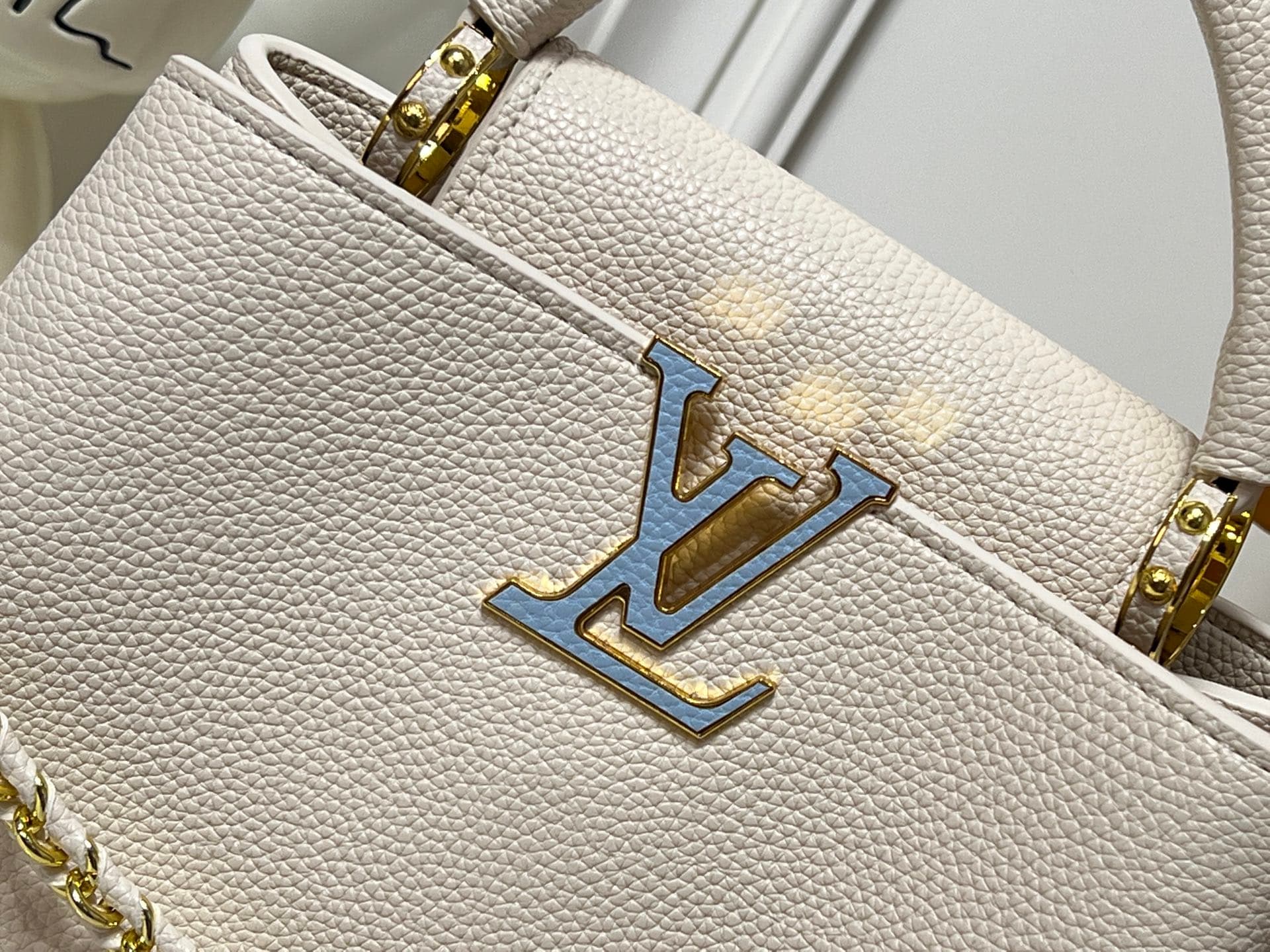 C5064 💰【Top-quality version from Guangzhou】 M26330 This LV Mirage edition Capucines Nano handbag belongs to the Exceptionals collection. Made from satin Taurillon leather, it is ideal for evening events. The monogram pattern features a shimmering, crystal — image 4