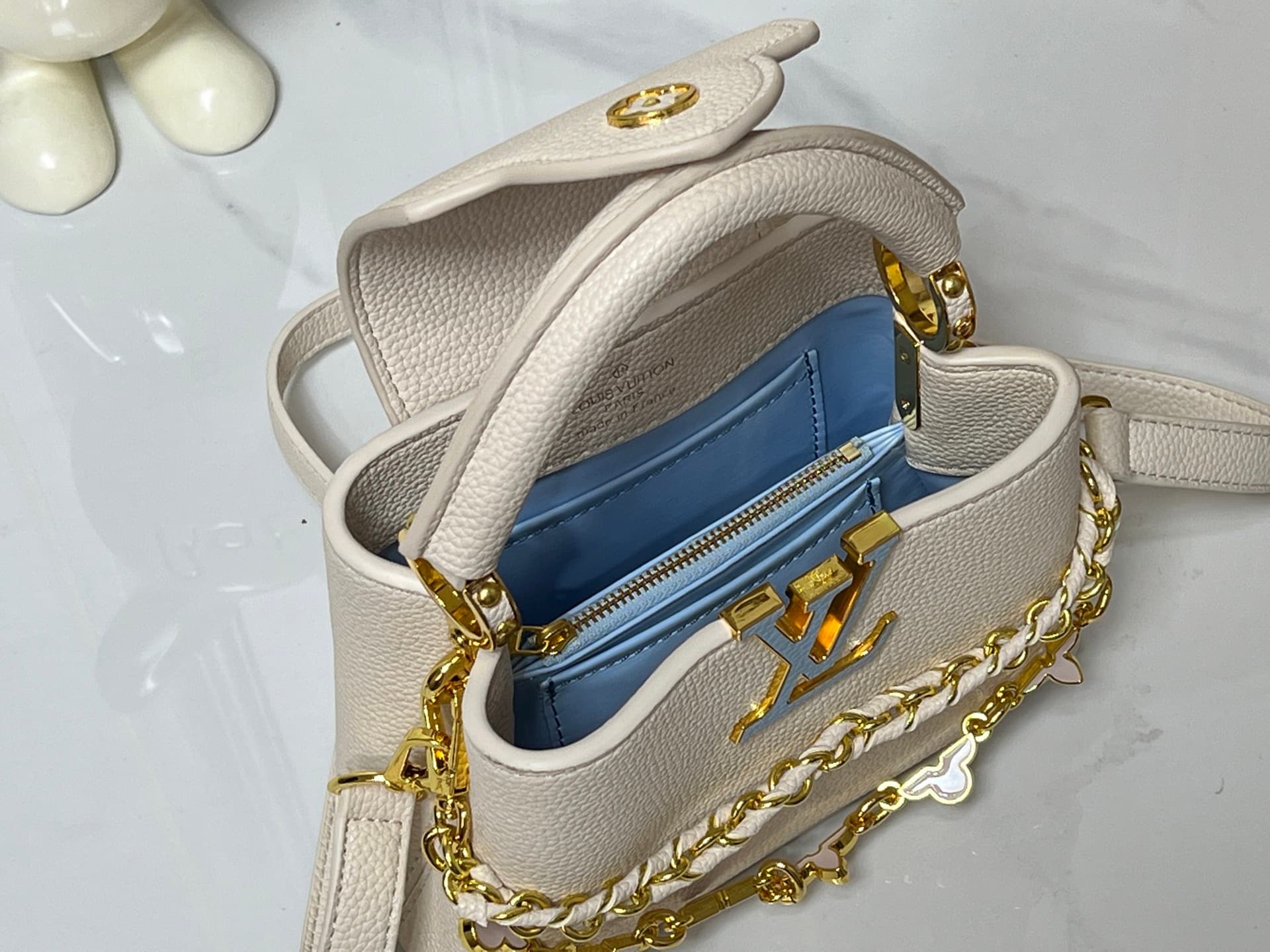 C5063 💰【Guangzhou product – top quality original】M26329 This LV Mirage version of Capucines Nano handbag comes from the Exceptionals collection. Made with satin Taurillon leather, it is ideal for evening events. The monogram pattern features shimmering cr — image 8