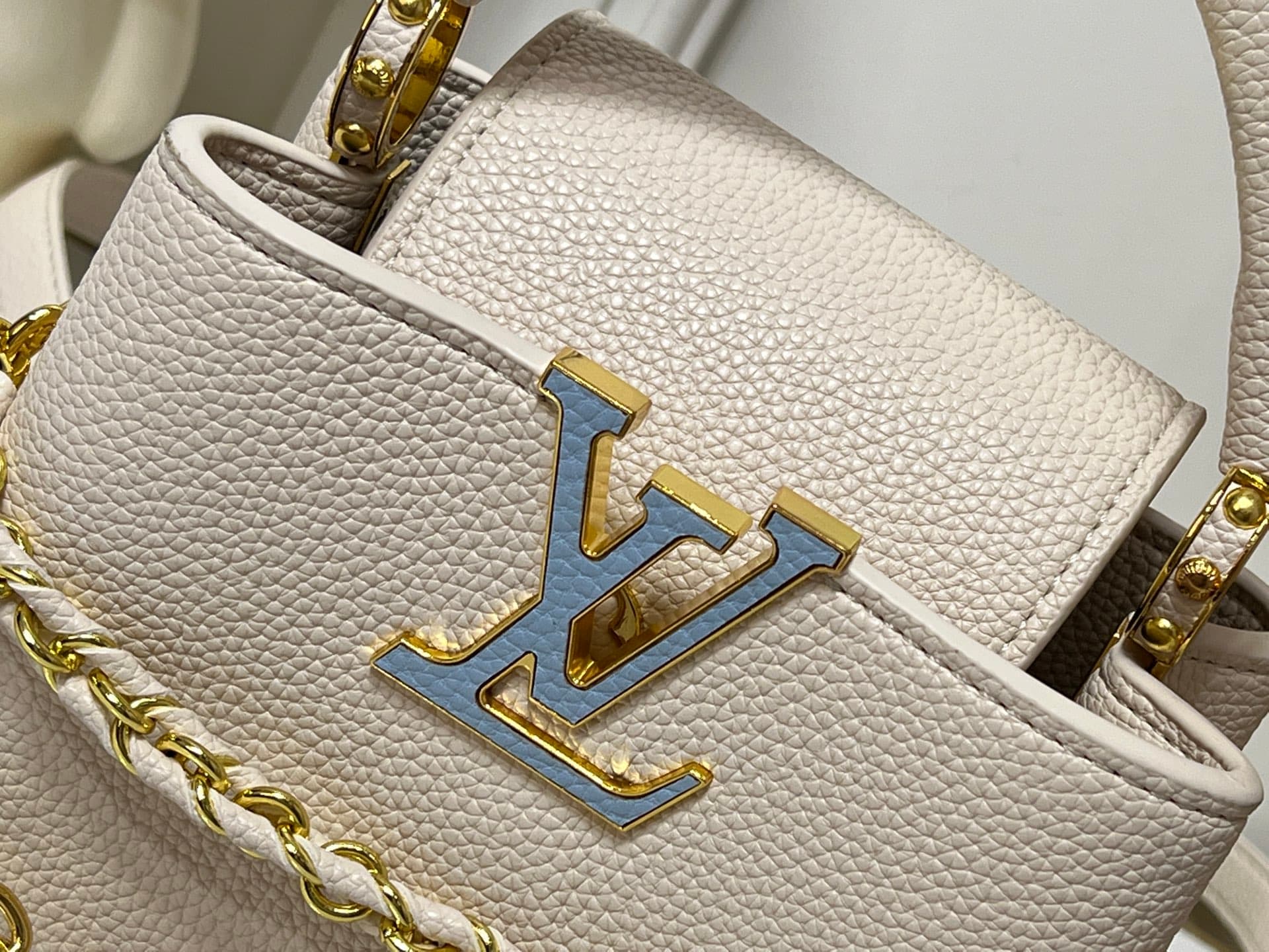 C5063 💰【Guangzhou product – top quality original】M26329 This LV Mirage version of Capucines Nano handbag comes from the Exceptionals collection. Made with satin Taurillon leather, it is ideal for evening events. The monogram pattern features shimmering cr — image 4