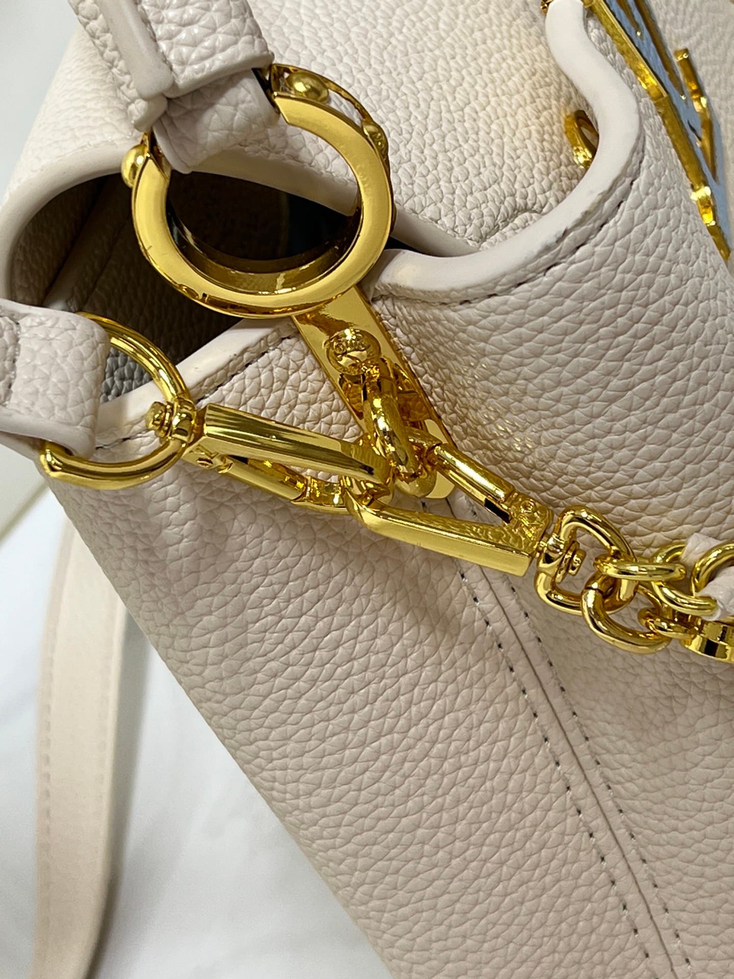 C5063 💰【Guangzhou product – top quality original】M26329 This LV Mirage version of Capucines Nano handbag comes from the Exceptionals collection. Made with satin Taurillon leather, it is ideal for evening events. The monogram pattern features shimmering cr — image 5