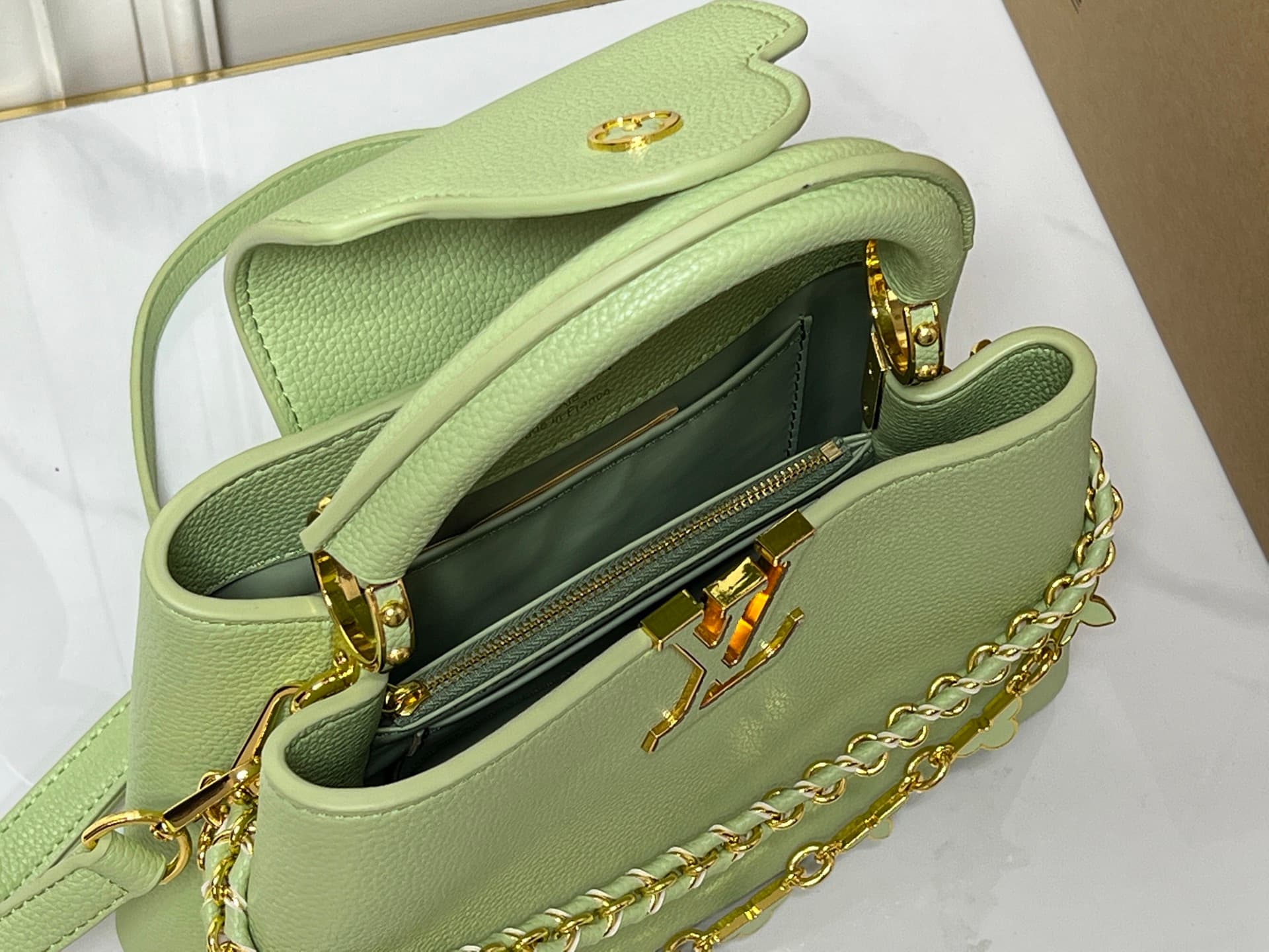 C5062 💰【Top-quality versions from Guangzhou】 M26330 This LV Mirage version of Capucines Nano handbag comes from the Exceptionals collection. Made with satin Taurillon leather, it is ideal for evening events. The monogram pattern features shimmering crysta — image 8