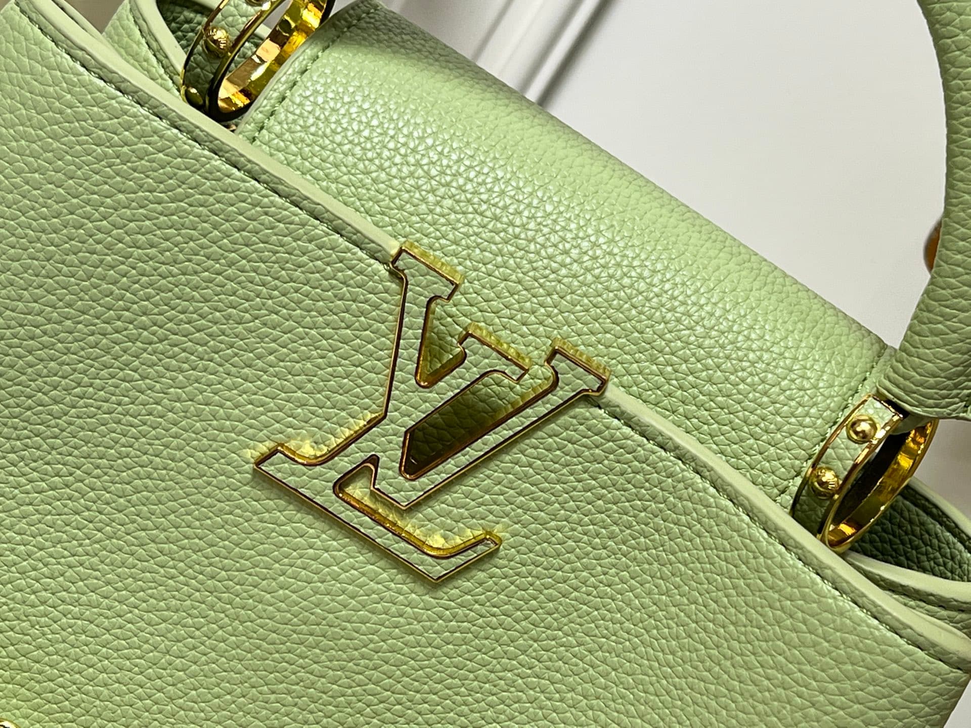 C5062 💰【Top-quality versions from Guangzhou】 M26330 This LV Mirage version of Capucines Nano handbag comes from the Exceptionals collection. Made with satin Taurillon leather, it is ideal for evening events. The monogram pattern features shimmering crysta — image 4