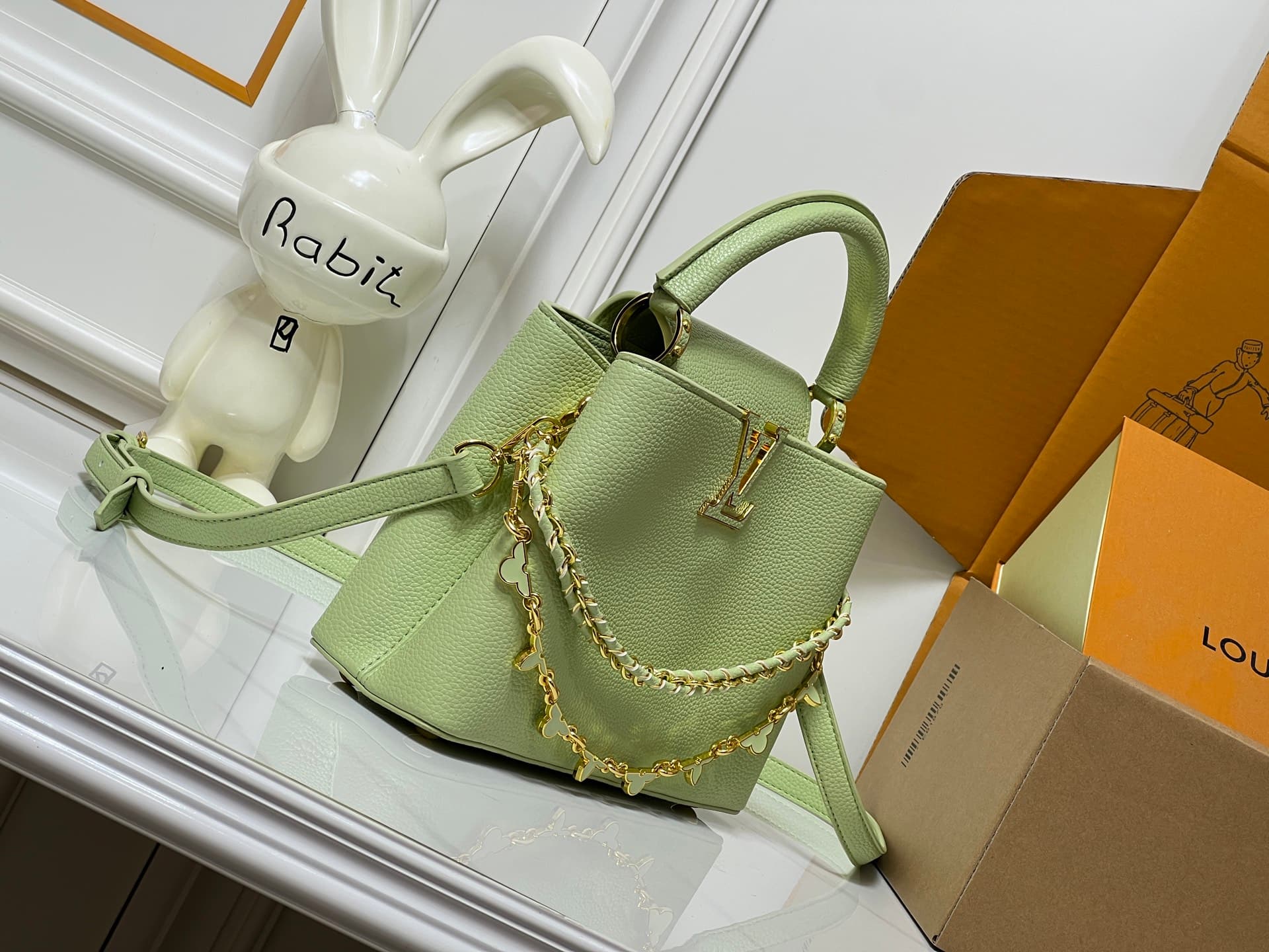 C5062 💰【Top-quality versions from Guangzhou】 M26330 This LV Mirage version of Capucines Nano handbag comes from the Exceptionals collection. Made with satin Taurillon leather, it is ideal for evening events. The monogram pattern features shimmering crysta — image 2