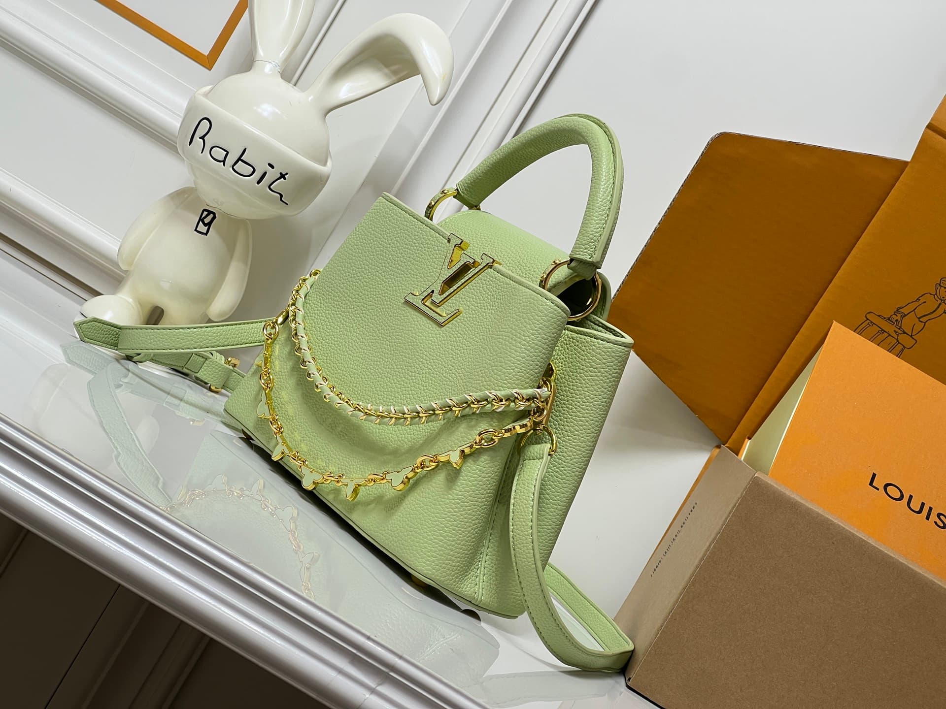 C5062 💰【Top-quality versions from Guangzhou】 M26330 This LV Mirage version of Capucines Nano handbag comes from the Exceptionals collection. Made with satin Taurillon leather, it is ideal for evening events. The monogram pattern features shimmering crysta — image 3