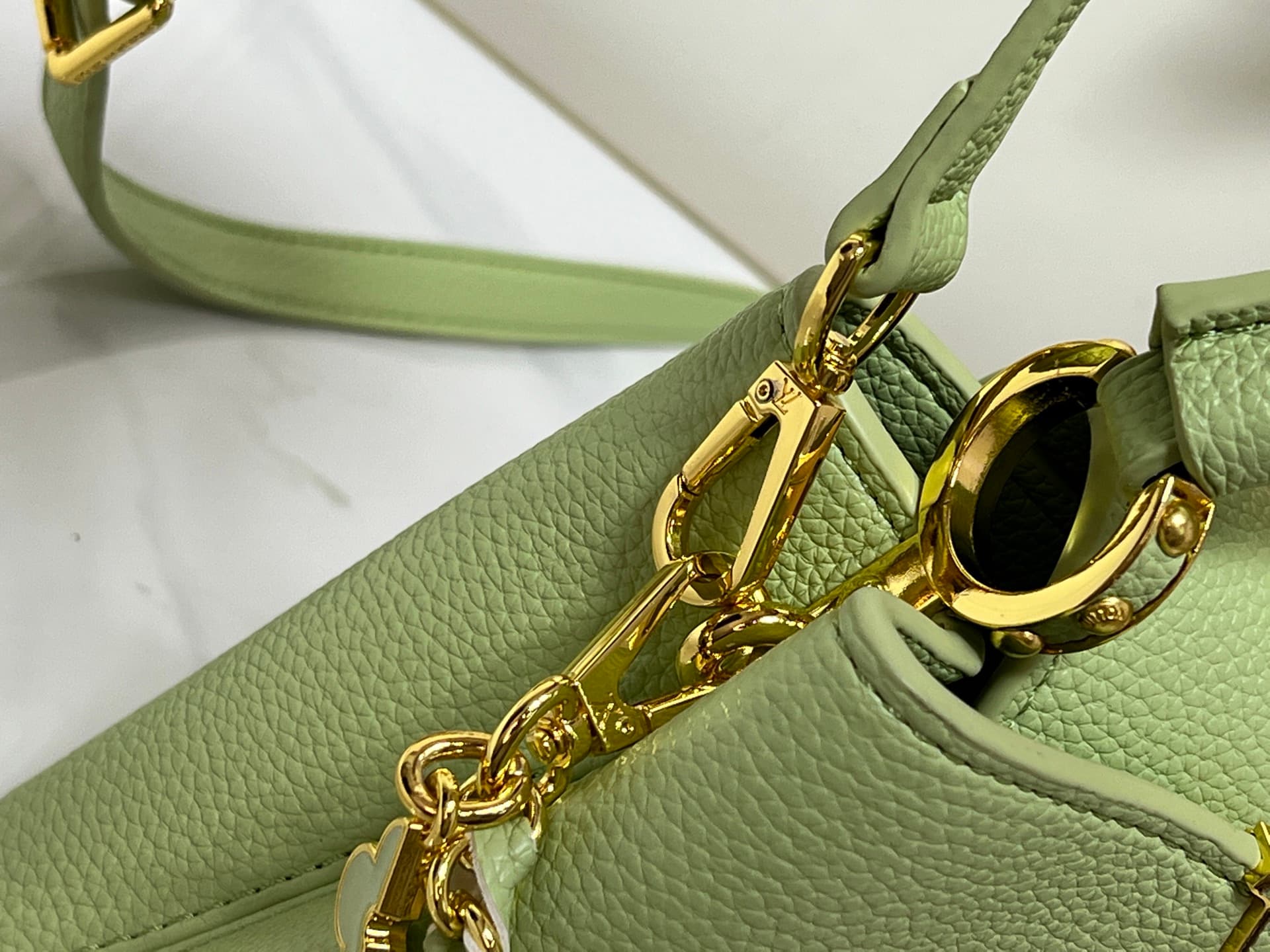 C5061 💰【Guangzhou exclusive original】M26329 This LV Mirage version of Capucines Nano handbag comes from the Exceptionals collection. Made with silk satin Taurillon leather, it is an ideal choice for evening events. The monogram pattern features shimmering — image 4