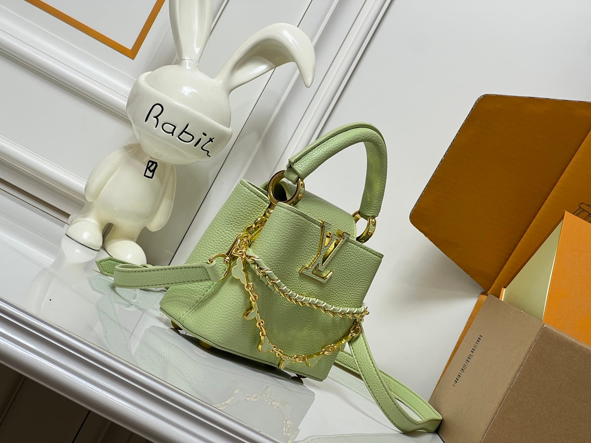 C5061 💰【Guangzhou exclusive original】M26329 This LV Mirage version of Capucines Nano handbag comes from the Exceptionals collection. Made with silk satin Taurillon leather, it is an ideal choice for evening events. The monogram pattern features shimmering — image 2