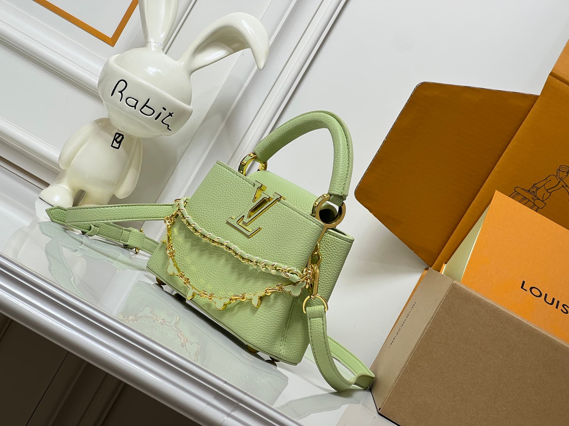 C5061 💰【Guangzhou exclusive original】M26329 This LV Mirage version of Capucines Nano handbag comes from the Exceptionals collection. Made with silk satin Taurillon leather, it is an ideal choice for evening events. The monogram pattern features shimmering — image 3