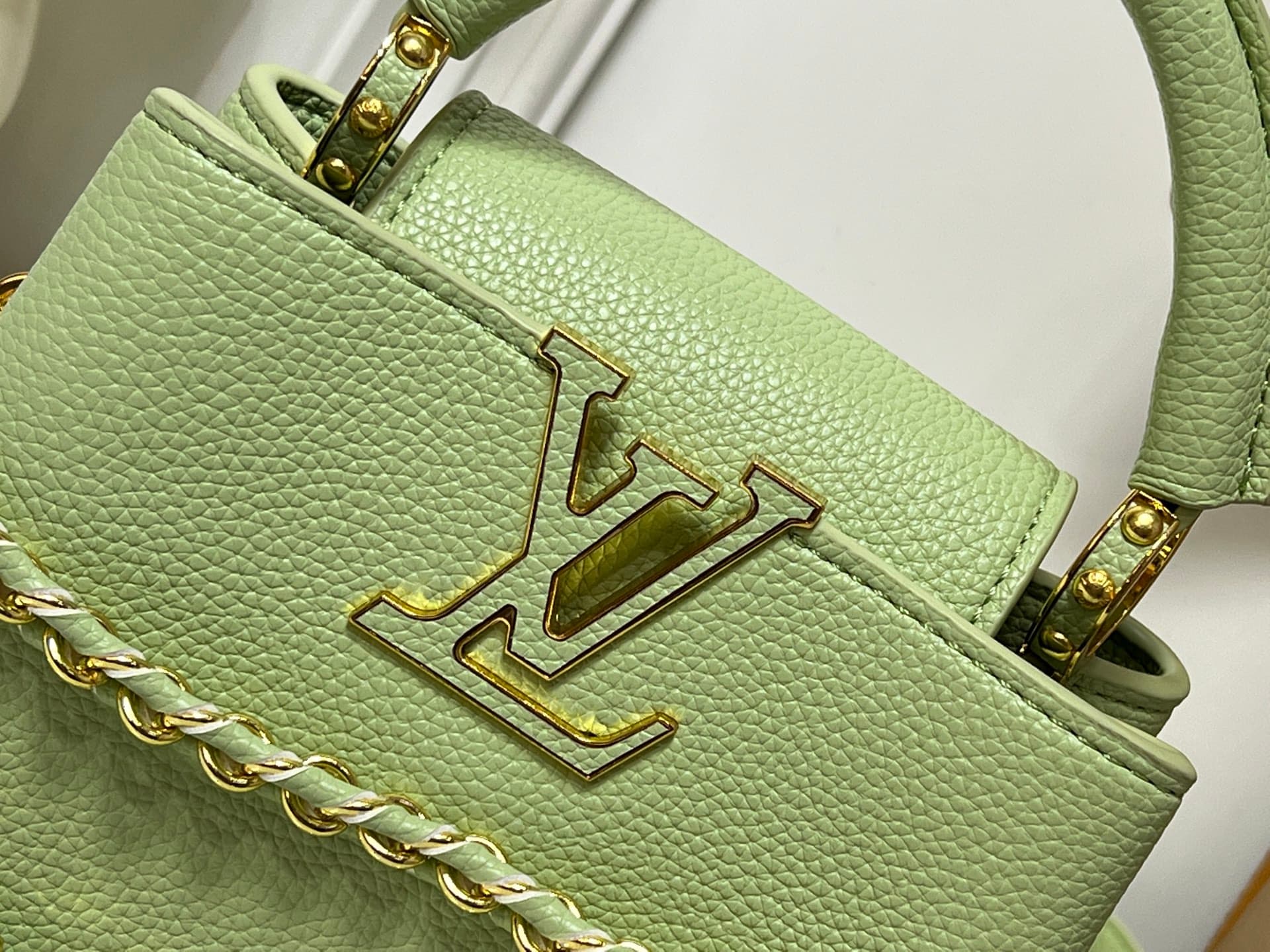 C5061 💰【Guangzhou exclusive original】M26329 This LV Mirage version of Capucines Nano handbag comes from the Exceptionals collection. Made with silk satin Taurillon leather, it is an ideal choice for evening events. The monogram pattern features shimmering — image 5