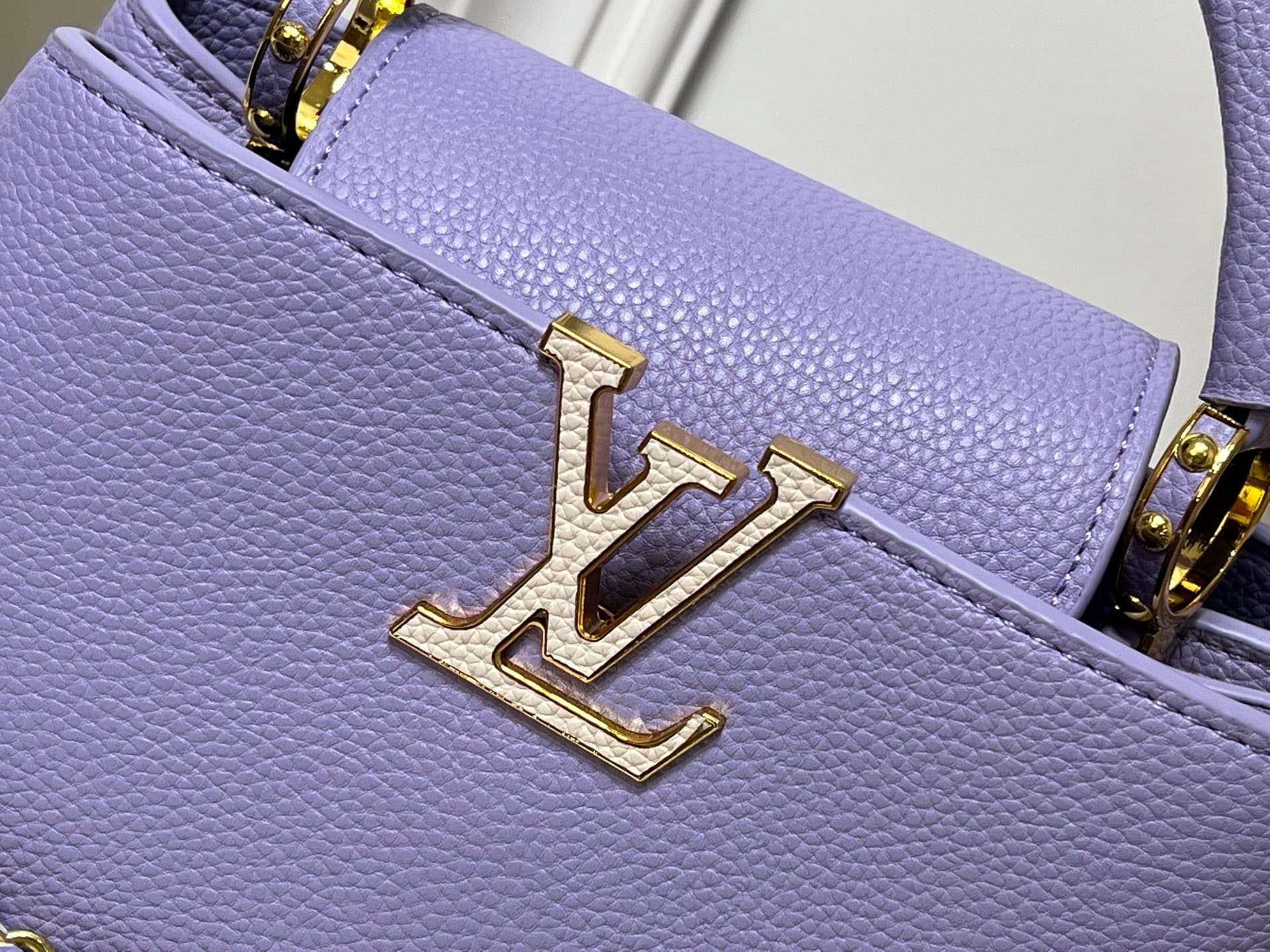 C5060 💰【Top-quality version from Guangzhou】 M26330 This LV Mirage edition Capucines Nano handbag belongs to the Exceptionals collection. Made from silk satin Taurillon leather, it is ideal for evening events. The monogram pattern features shimmering cryst — image 6