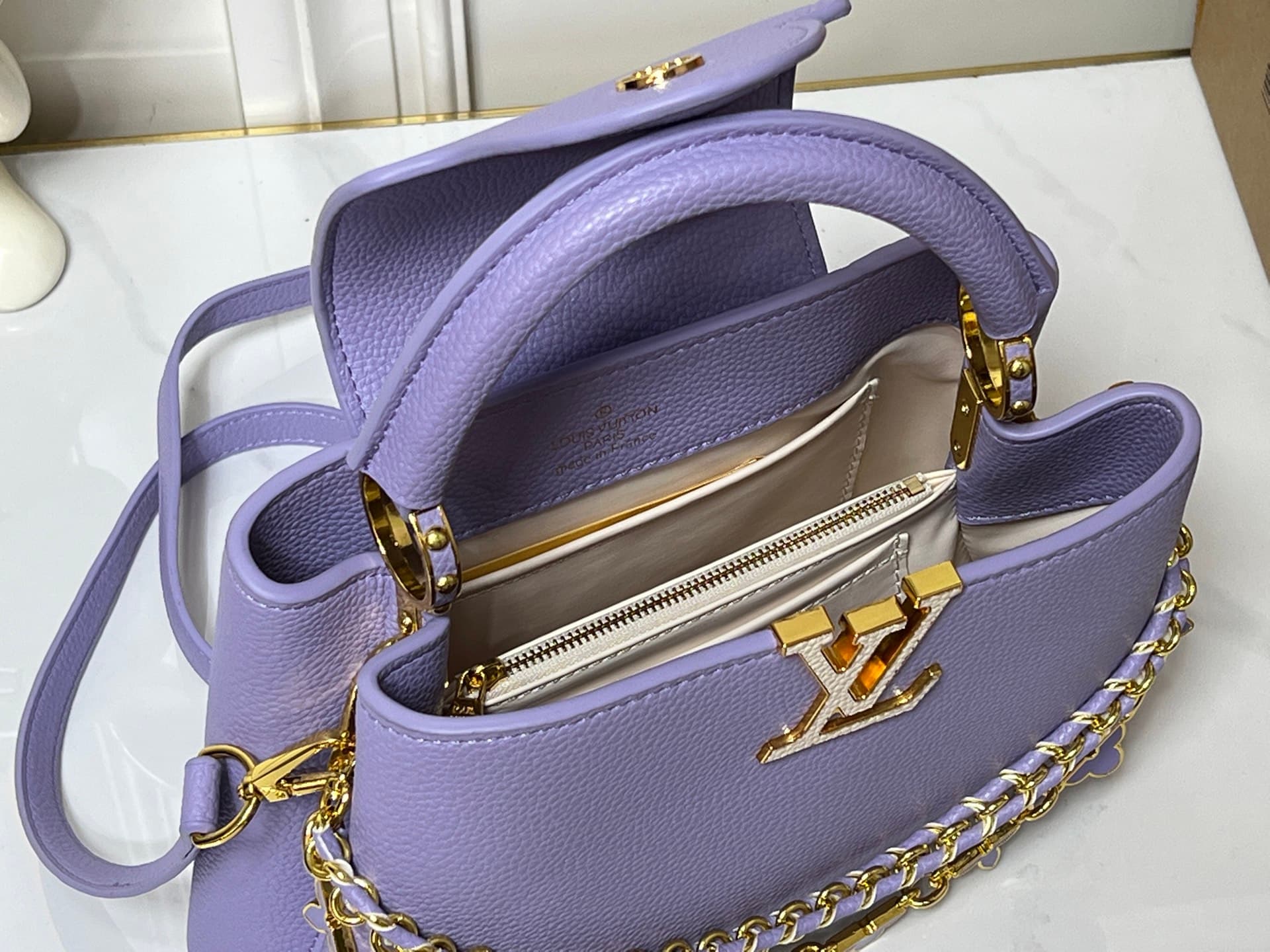 C5060 💰【Top-quality version from Guangzhou】 M26330 This LV Mirage edition Capucines Nano handbag belongs to the Exceptionals collection. Made from silk satin Taurillon leather, it is ideal for evening events. The monogram pattern features shimmering cryst — image 8