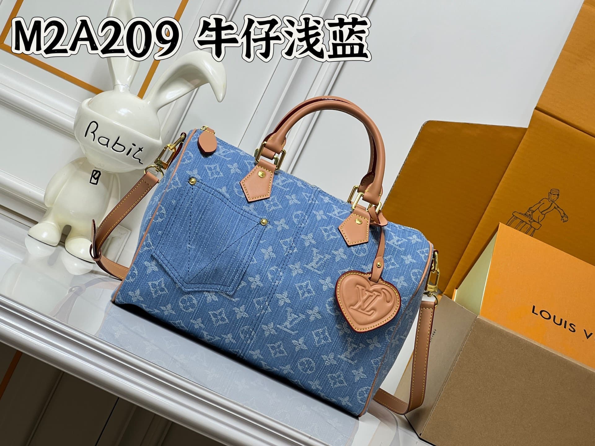 C5080 💰 Upgrade from the original M2A209 and M40391. This Speedy Bandoulière 30 handbag combines Monogram Denim with leather trim. It features a distinctive LV heart-shaped label and V-shaped stitching on the denim fabric, along with leather trim and a to — image 1