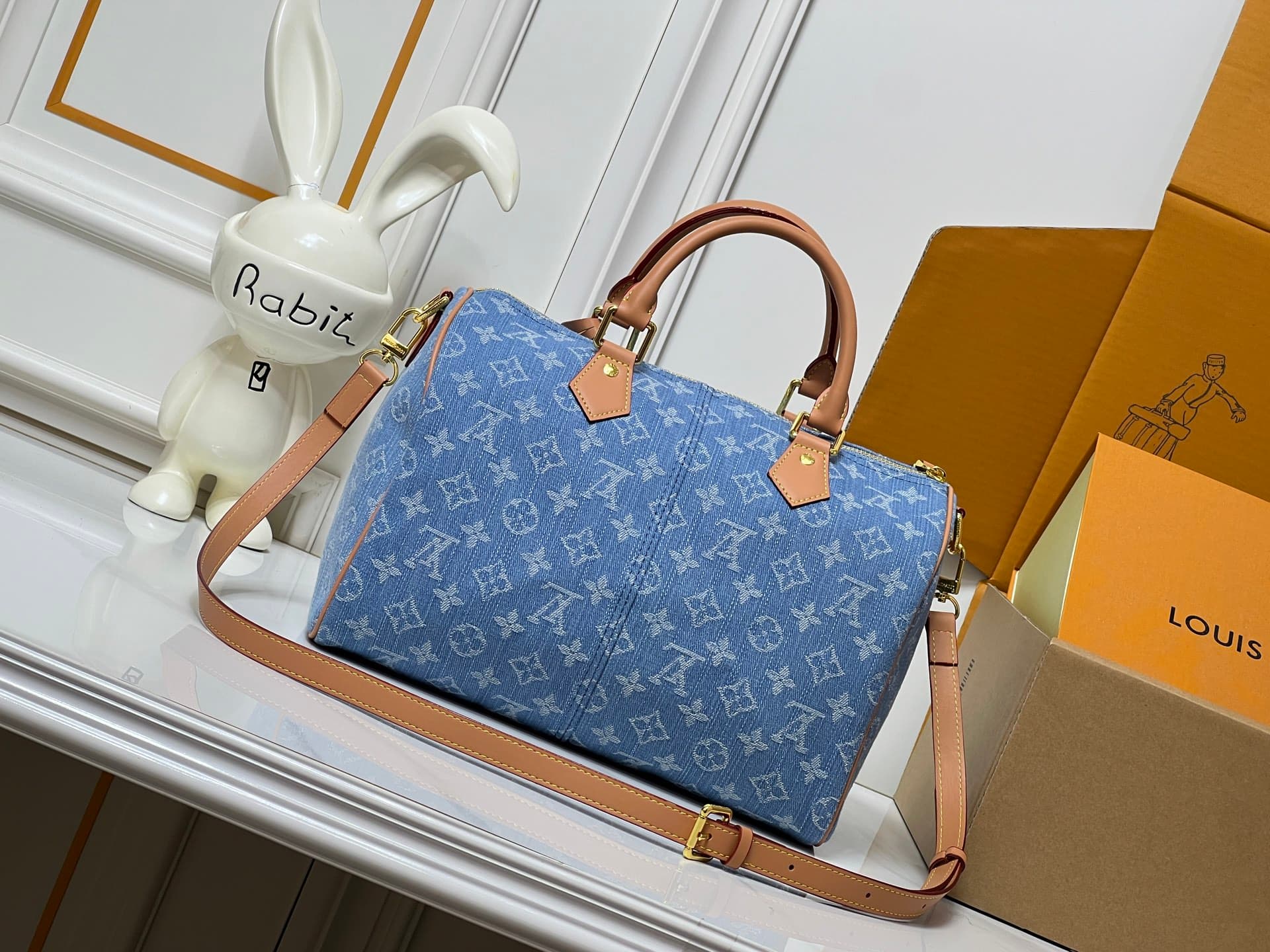 C5080 💰 Upgrade from the original M2A209 and M40391. This Speedy Bandoulière 30 handbag combines Monogram Denim with leather trim. It features a distinctive LV heart-shaped label and V-shaped stitching on the denim fabric, along with leather trim and a to — image 6