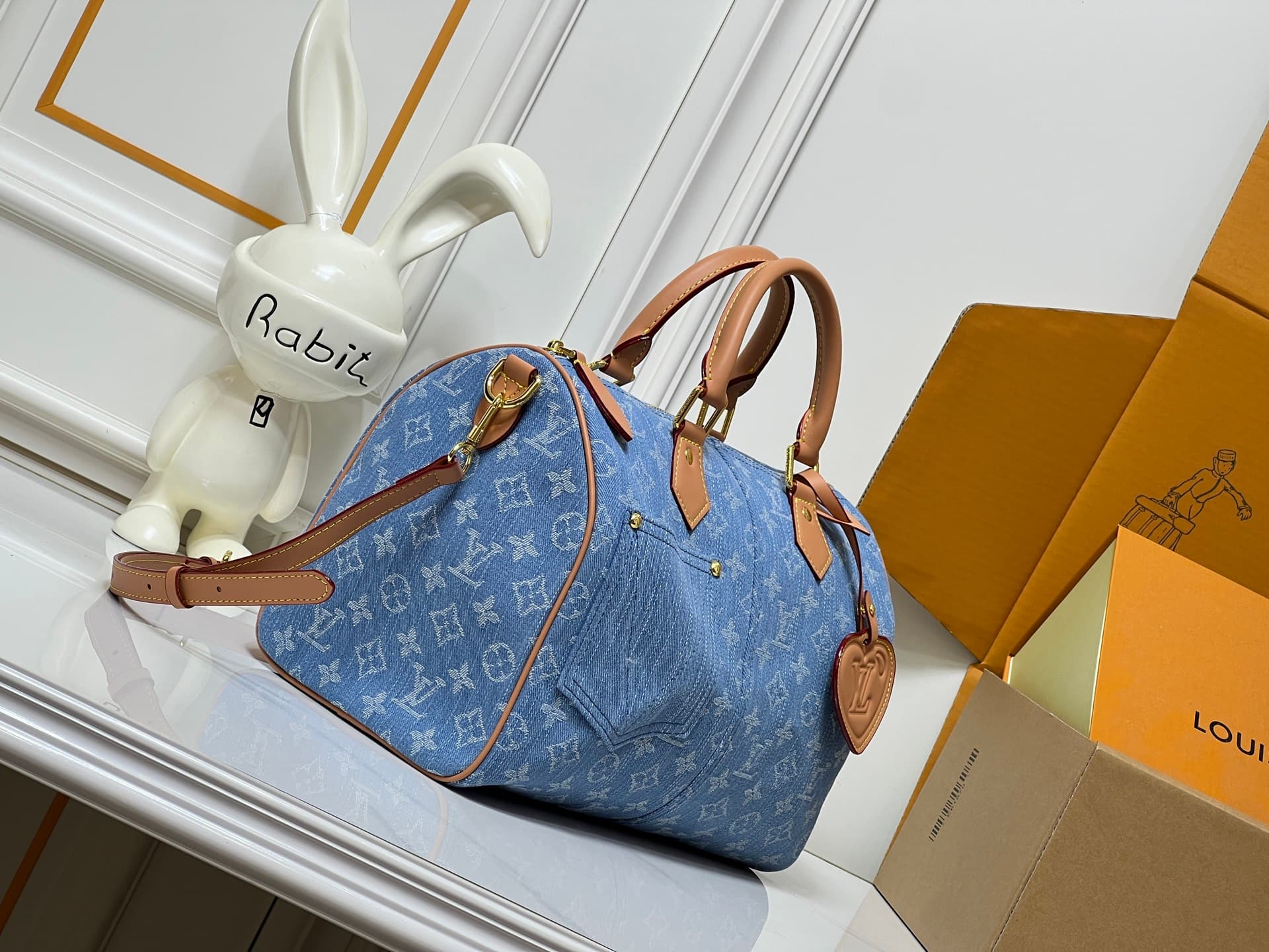 C5080 💰 Upgrade from the original M2A209 and M40391. This Speedy Bandoulière 30 handbag combines Monogram Denim with leather trim. It features a distinctive LV heart-shaped label and V-shaped stitching on the denim fabric, along with leather trim and a to — image 2