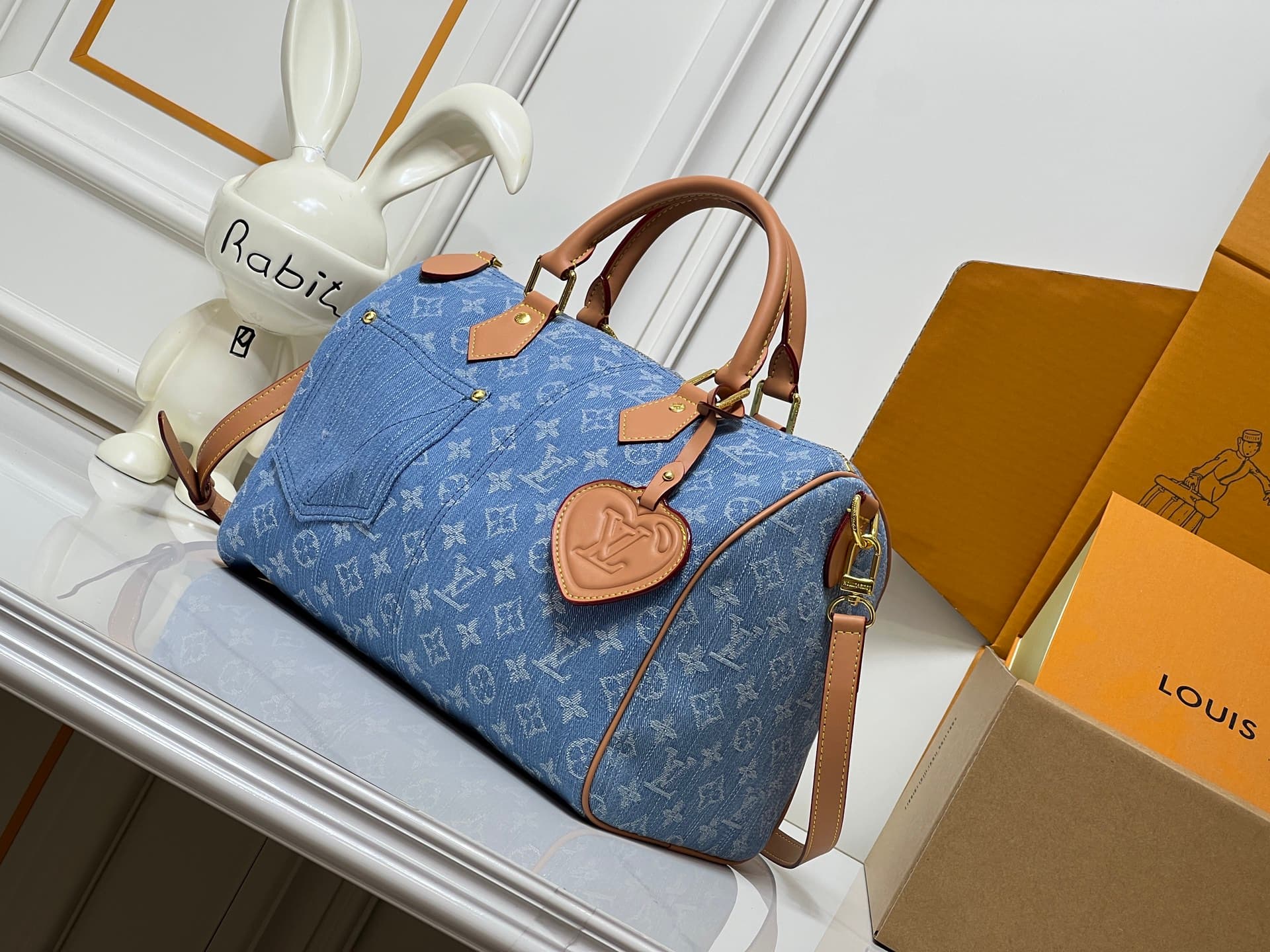 C5080 💰 Upgrade from the original M2A209 and M40391. This Speedy Bandoulière 30 handbag combines Monogram Denim with leather trim. It features a distinctive LV heart-shaped label and V-shaped stitching on the denim fabric, along with leather trim and a to — image 3
