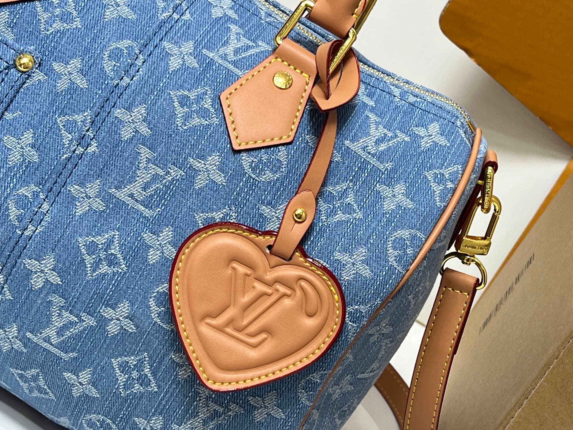 C5080 💰 Upgrade from the original M2A209 and M40391. This Speedy Bandoulière 30 handbag combines Monogram Denim with leather trim. It features a distinctive LV heart-shaped label and V-shaped stitching on the denim fabric, along with leather trim and a to — image 4