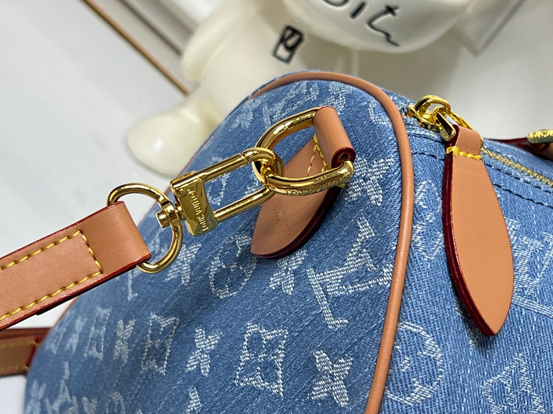 C5080 💰 Upgrade from the original M2A209 and M40391. This Speedy Bandoulière 30 handbag combines Monogram Denim with leather trim. It features a distinctive LV heart-shaped label and V-shaped stitching on the denim fabric, along with leather trim and a to — image 5