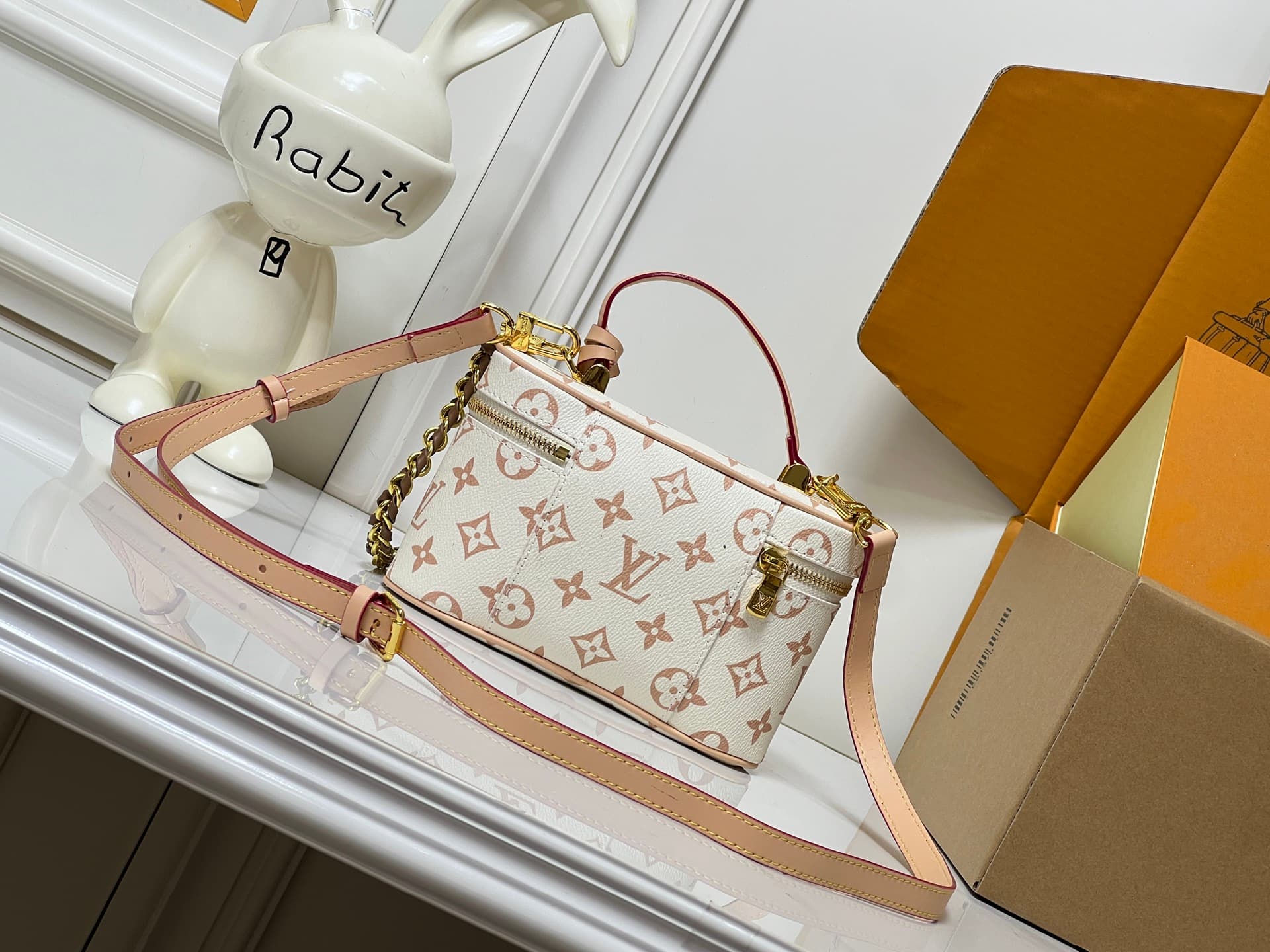 C5079 💰M29782 47125 Handbag is inspired by the hard case version of Louis Vuitton Collection, reflecting the brand’s travel heritage. The LV Crafty version features a subtle color scheme based on Monogram Dune fabric, adding a touch of vitality to the cla — image 6