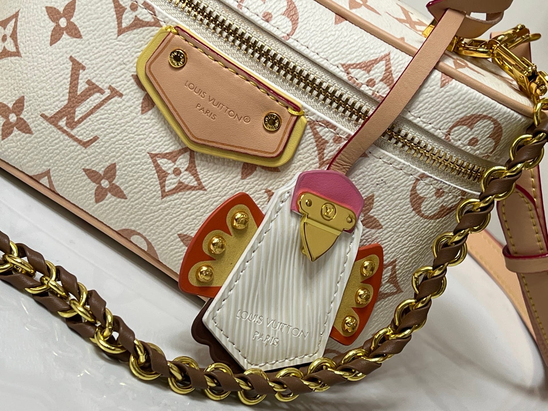 C5079 💰M29782 47125 Handbag is inspired by the hard case version of Louis Vuitton Collection, reflecting the brand’s travel heritage. The LV Crafty version features a subtle color scheme based on Monogram Dune fabric, adding a touch of vitality to the cla — image 4