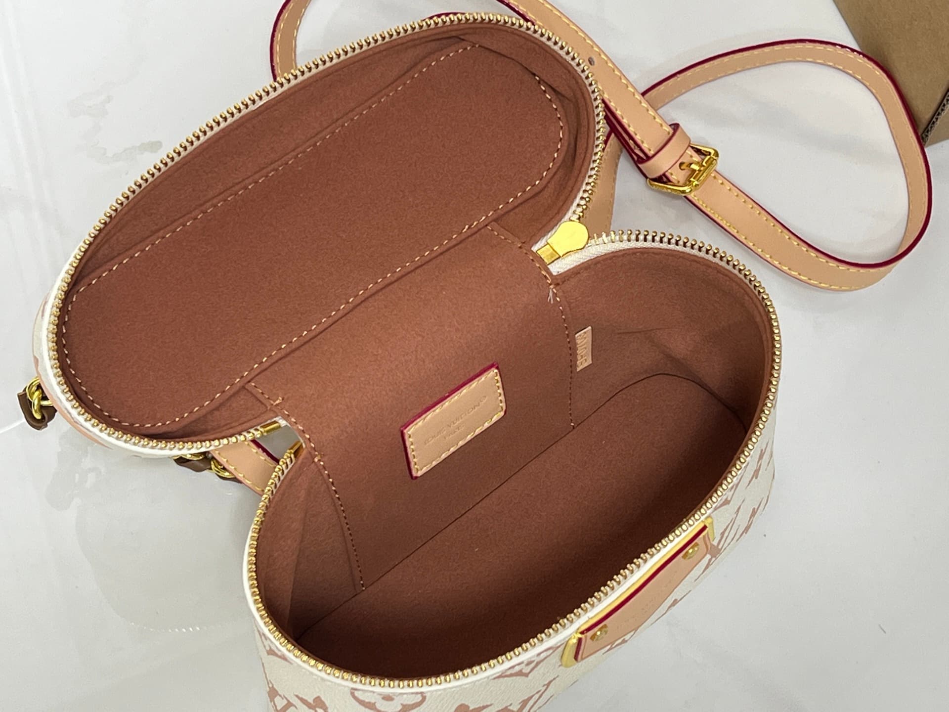 C5079 💰M29782 47125 Handbag is inspired by the hard case version of Louis Vuitton Collection, reflecting the brand’s travel heritage. The LV Crafty version features a subtle color scheme based on Monogram Dune fabric, adding a touch of vitality to the cla — image 8
