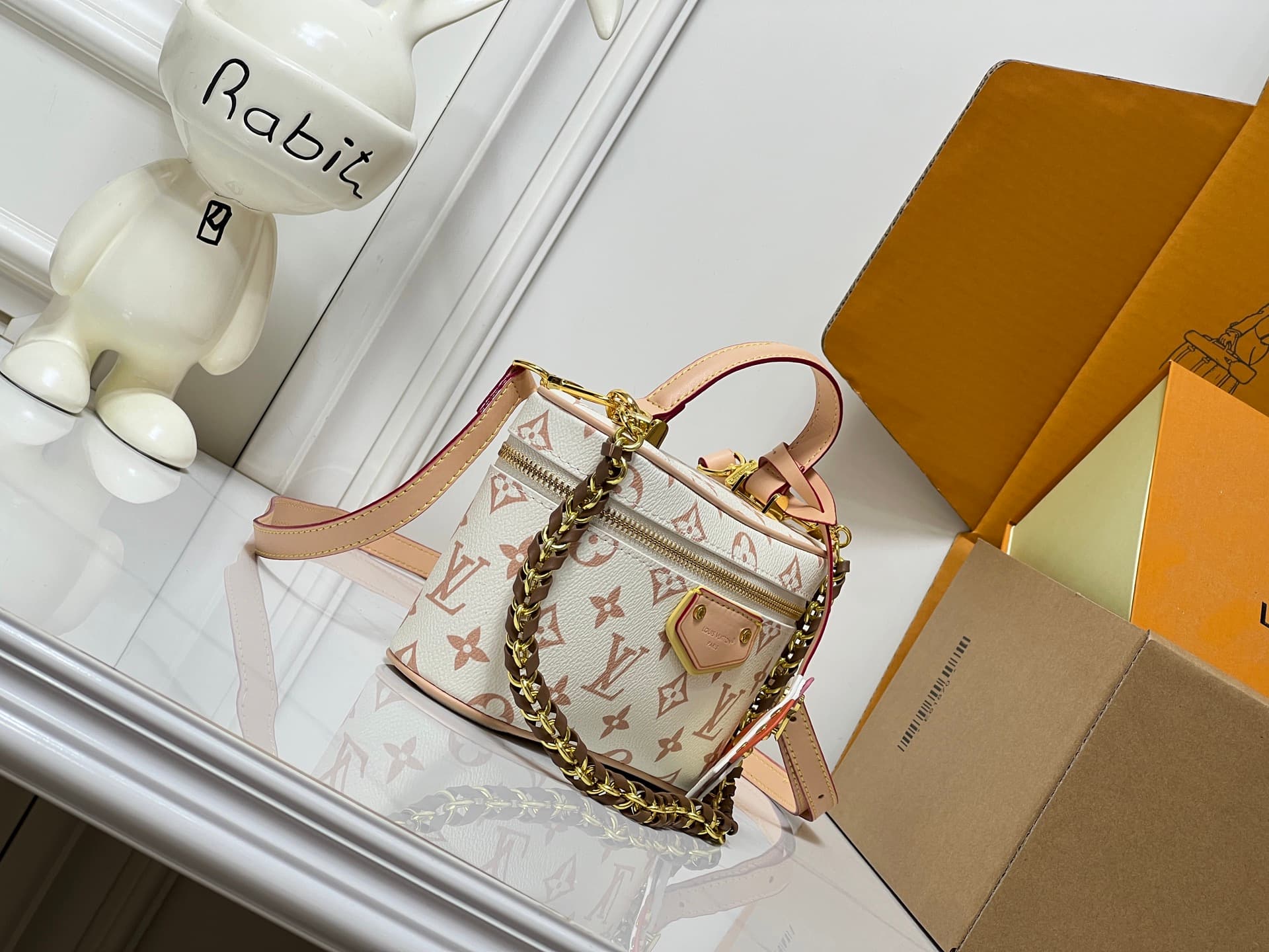 C5079 💰M29782 47125 Handbag is inspired by the hard case version of Louis Vuitton Collection, reflecting the brand’s travel heritage. The LV Crafty version features a subtle color scheme based on Monogram Dune fabric, adding a touch of vitality to the cla — image 2