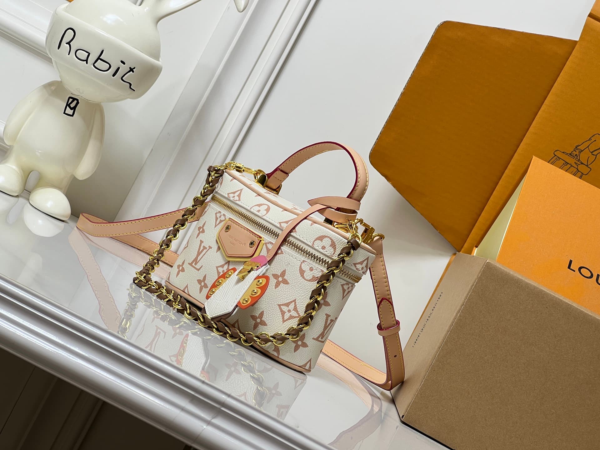 C5079 💰M29782 47125 Handbag is inspired by the hard case version of Louis Vuitton Collection, reflecting the brand’s travel heritage. The LV Crafty version features a subtle color scheme based on Monogram Dune fabric, adding a touch of vitality to the cla — image 3