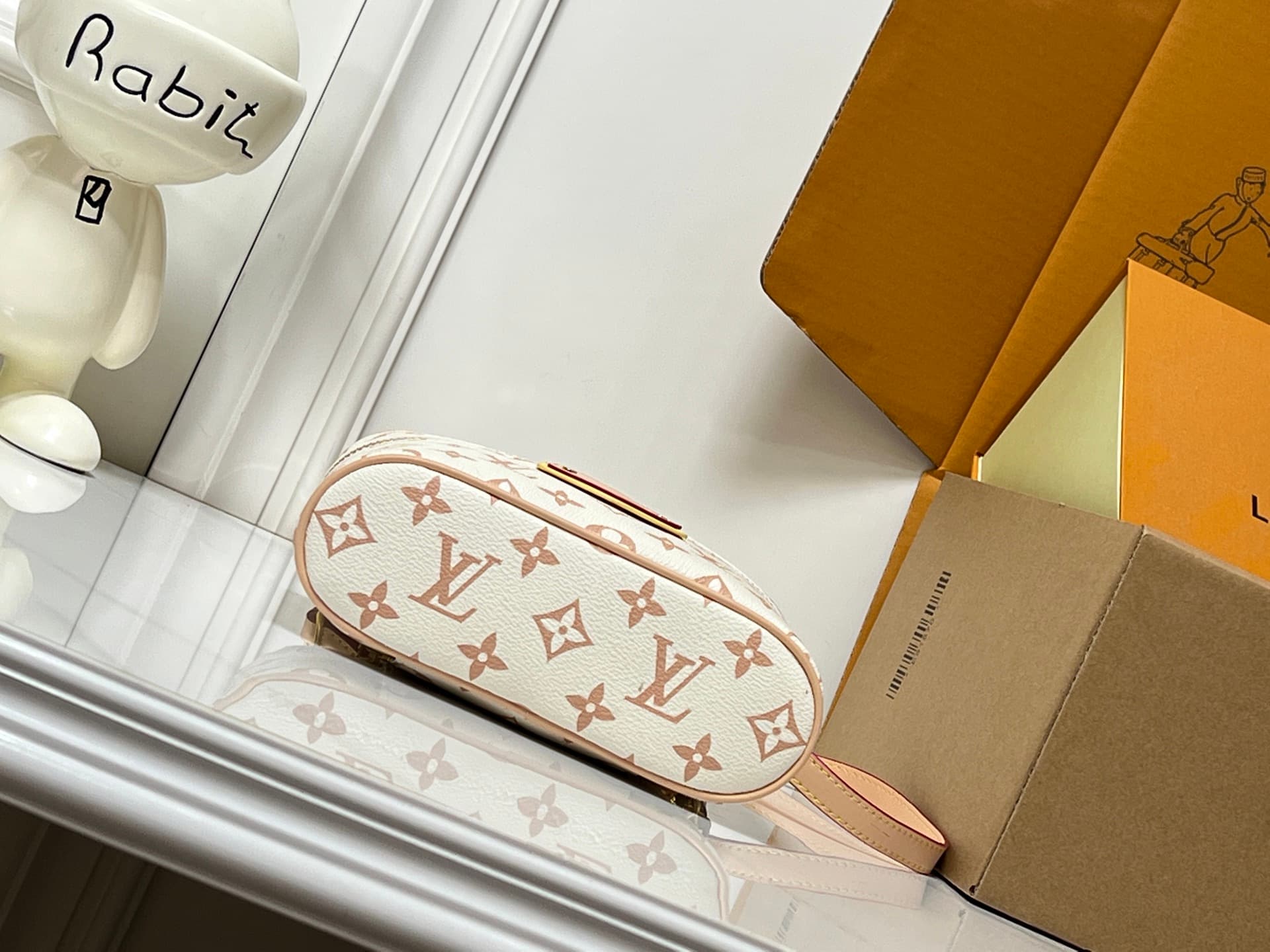 C5079 💰M29782 47125 Handbag is inspired by the hard case version of Louis Vuitton Collection, reflecting the brand’s travel heritage. The LV Crafty version features a subtle color scheme based on Monogram Dune fabric, adding a touch of vitality to the cla — image 7