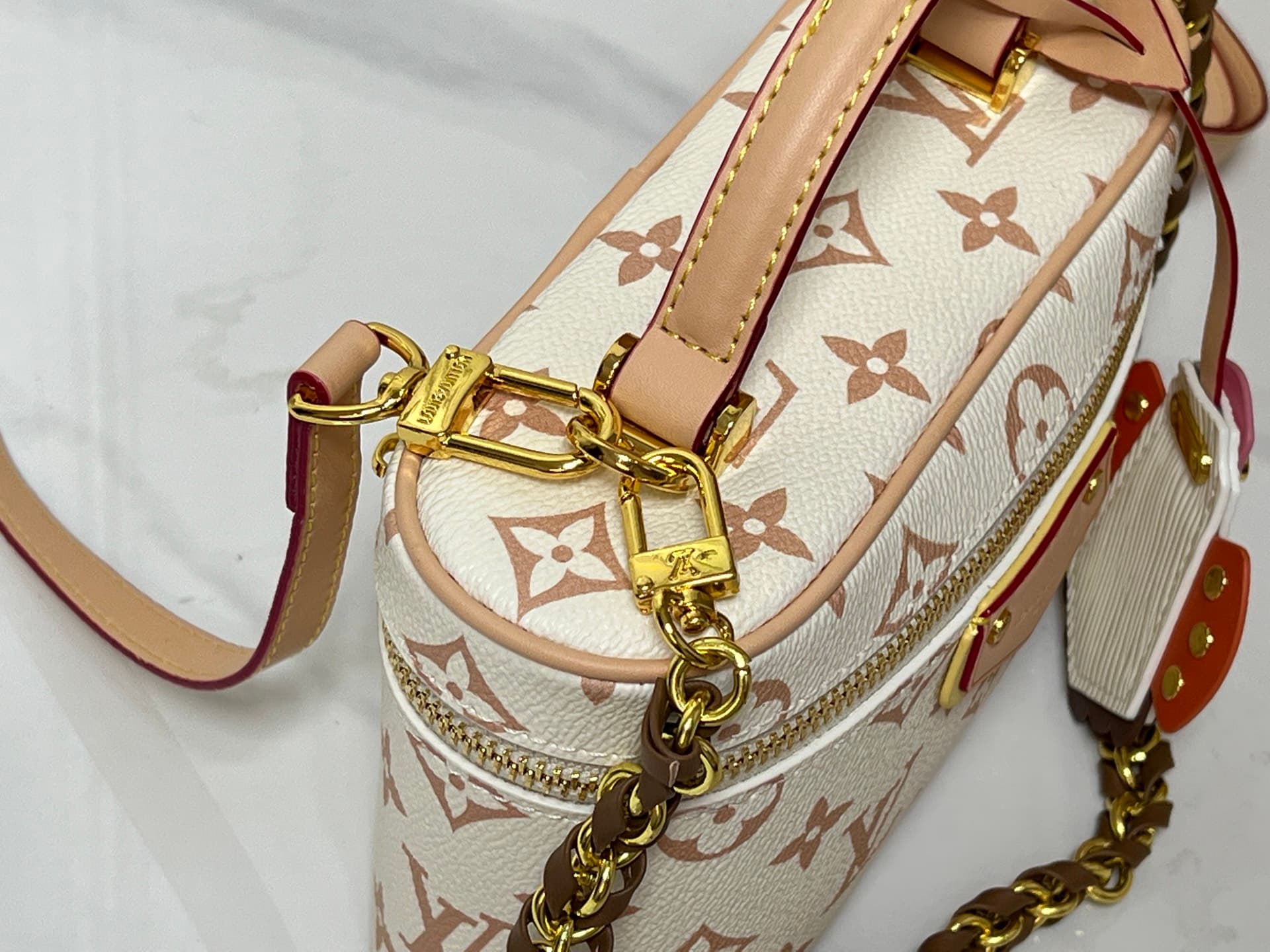C5079 💰M29782 47125 Handbag is inspired by the hard case version of Louis Vuitton Collection, reflecting the brand’s travel heritage. The LV Crafty version features a subtle color scheme based on Monogram Dune fabric, adding a touch of vitality to the cla — image 5