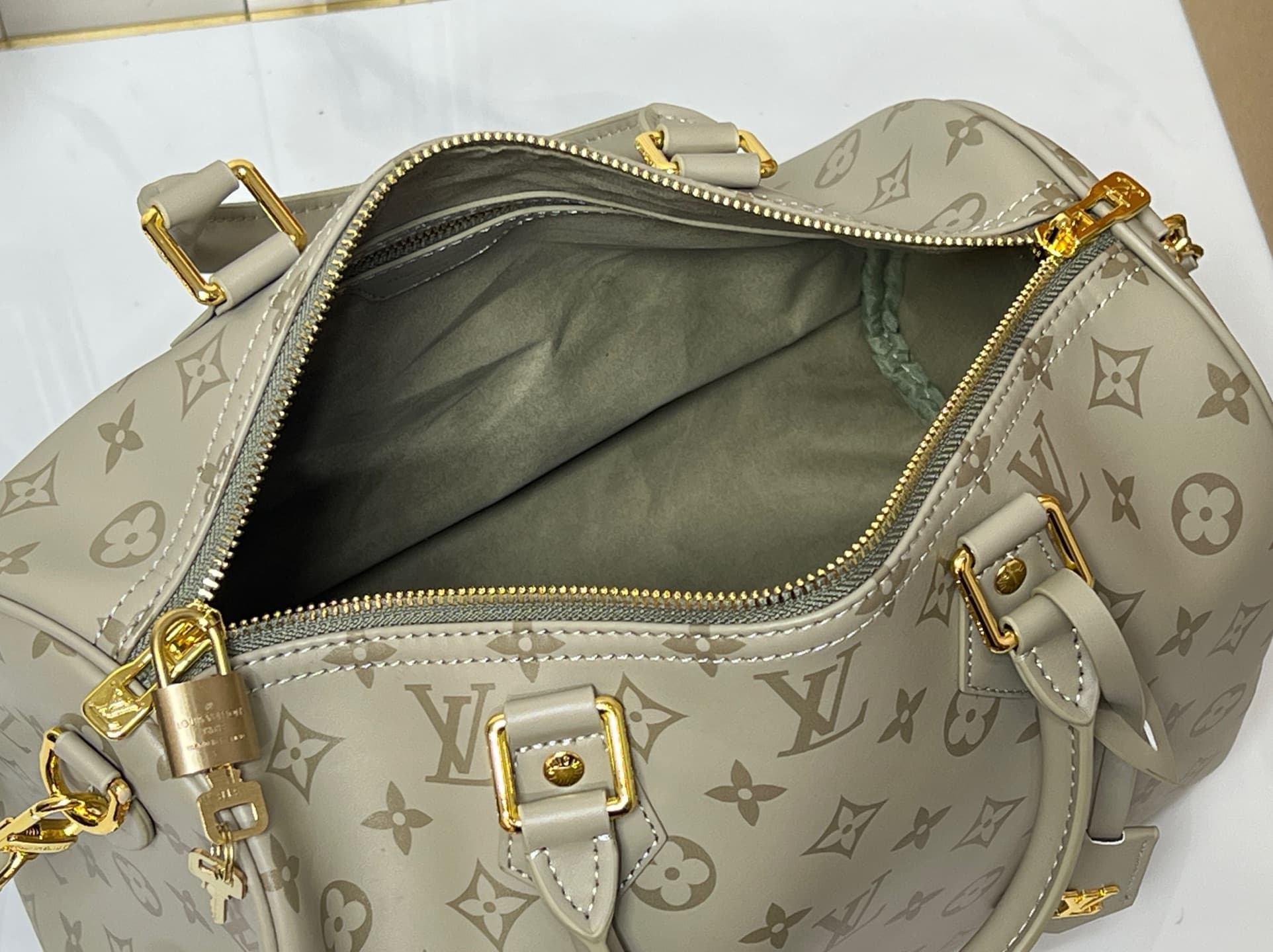 C5075 💰 M3A165 This Speedy Soft 30 comes from LV Travels With Grace Coddlington. — image 8