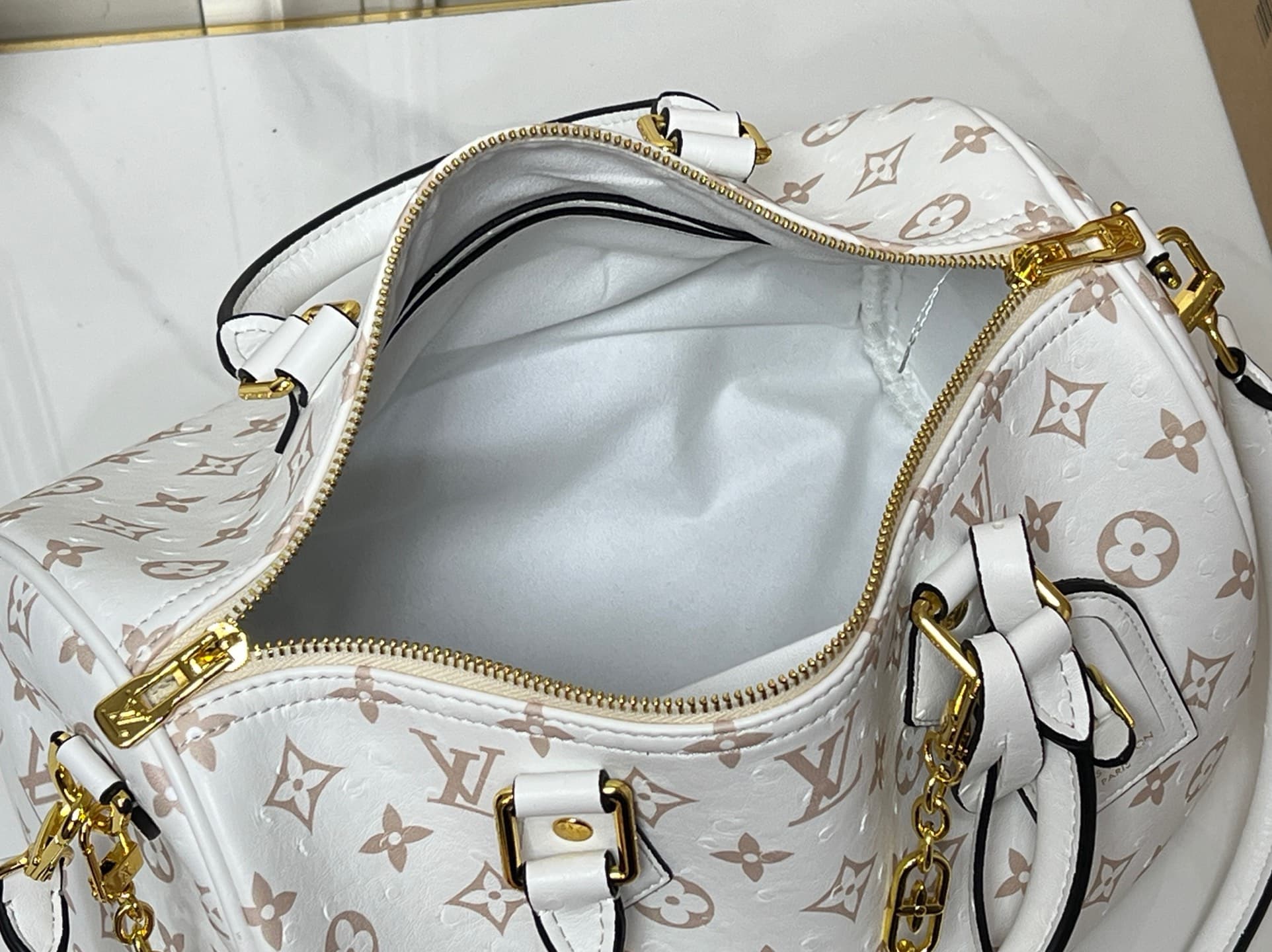 C5074 💰 M89804 White Ostrich. This Speedy Soft 30 model is from LV Travels With Grace Coddlington. — image 8