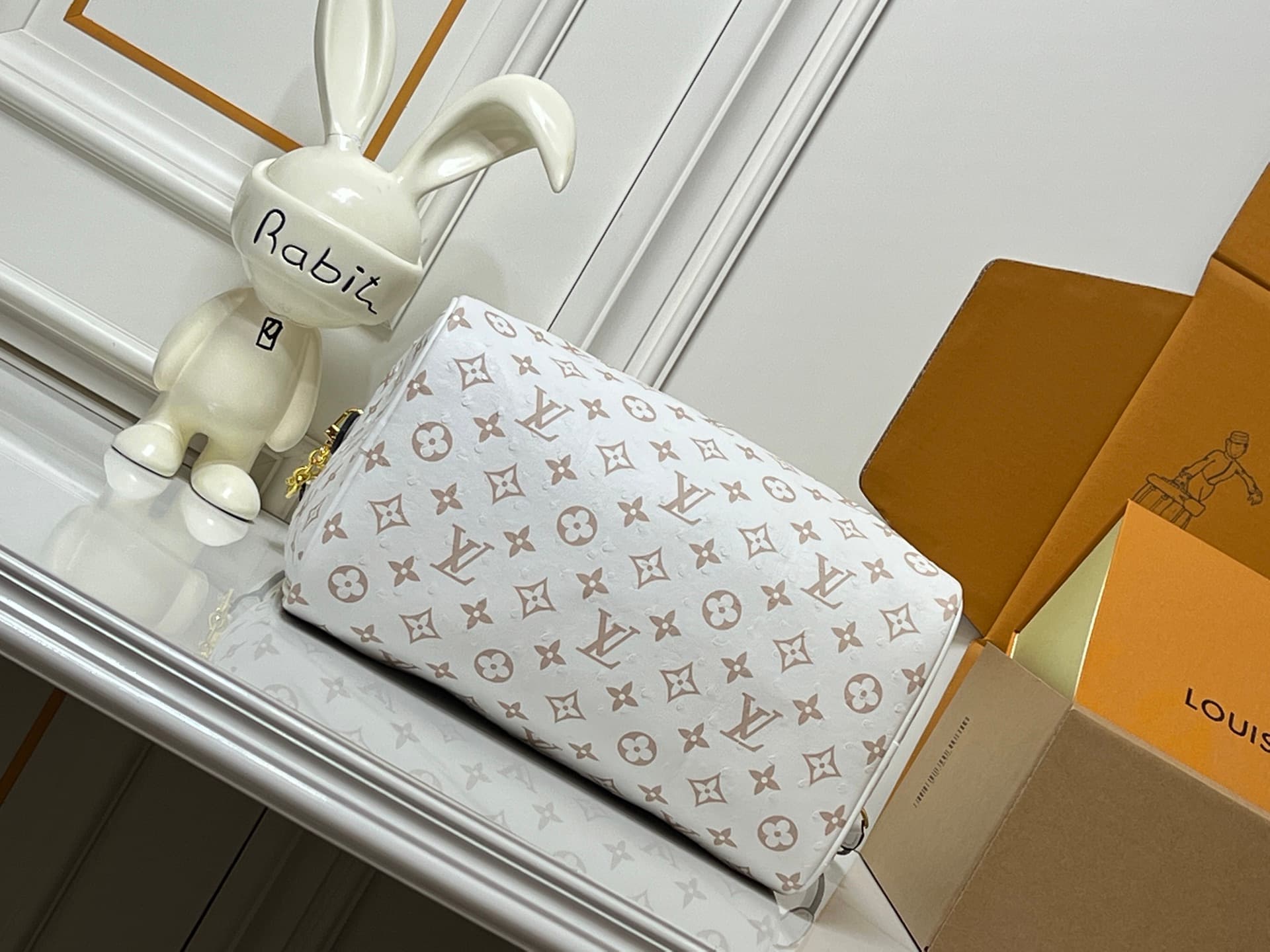 C5074 💰 M89804 White Ostrich. This Speedy Soft 30 model is from LV Travels With Grace Coddlington. — image 7